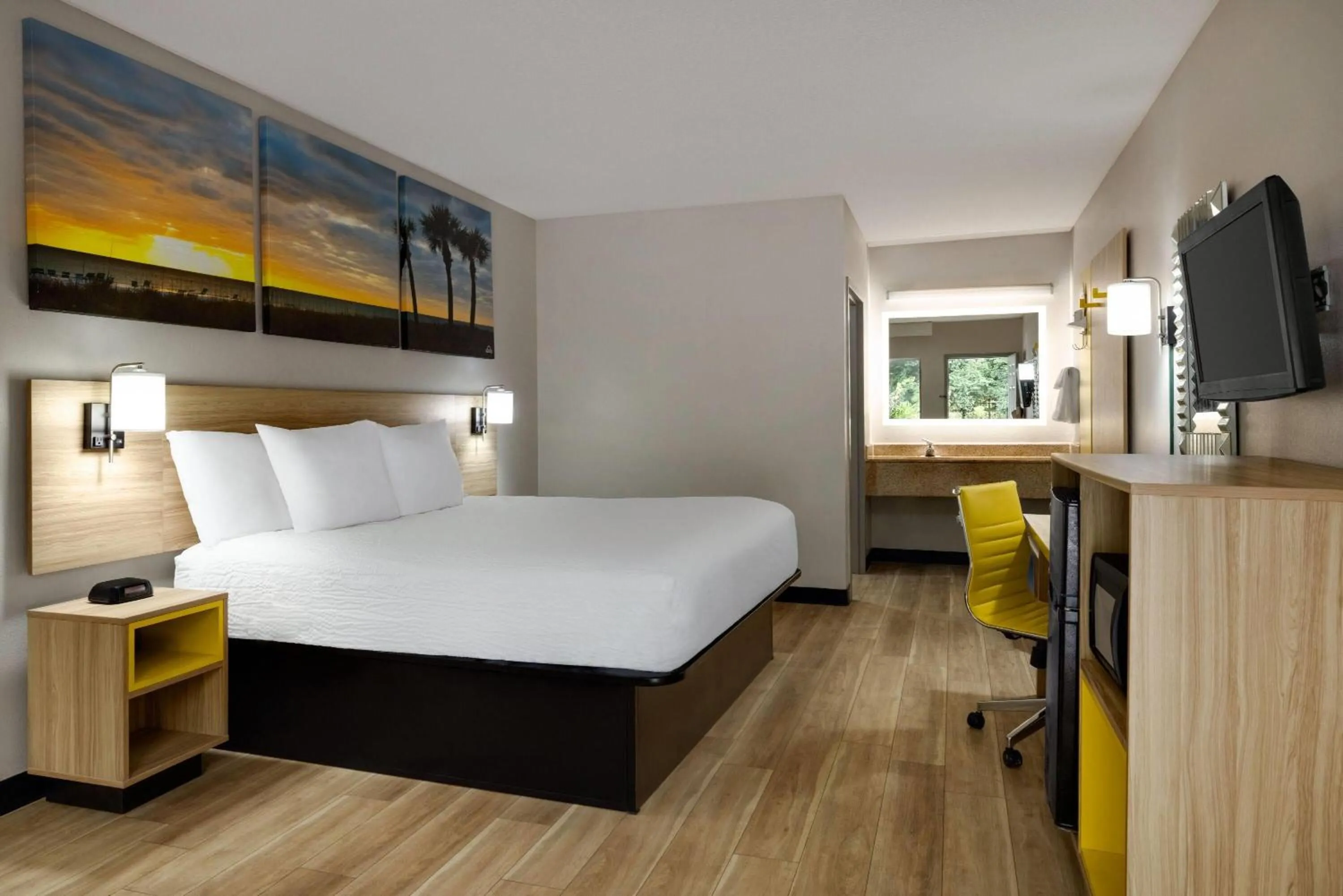 Photo of the whole room, Bed in Days Inn by Wyndham Blythewood North Columbia