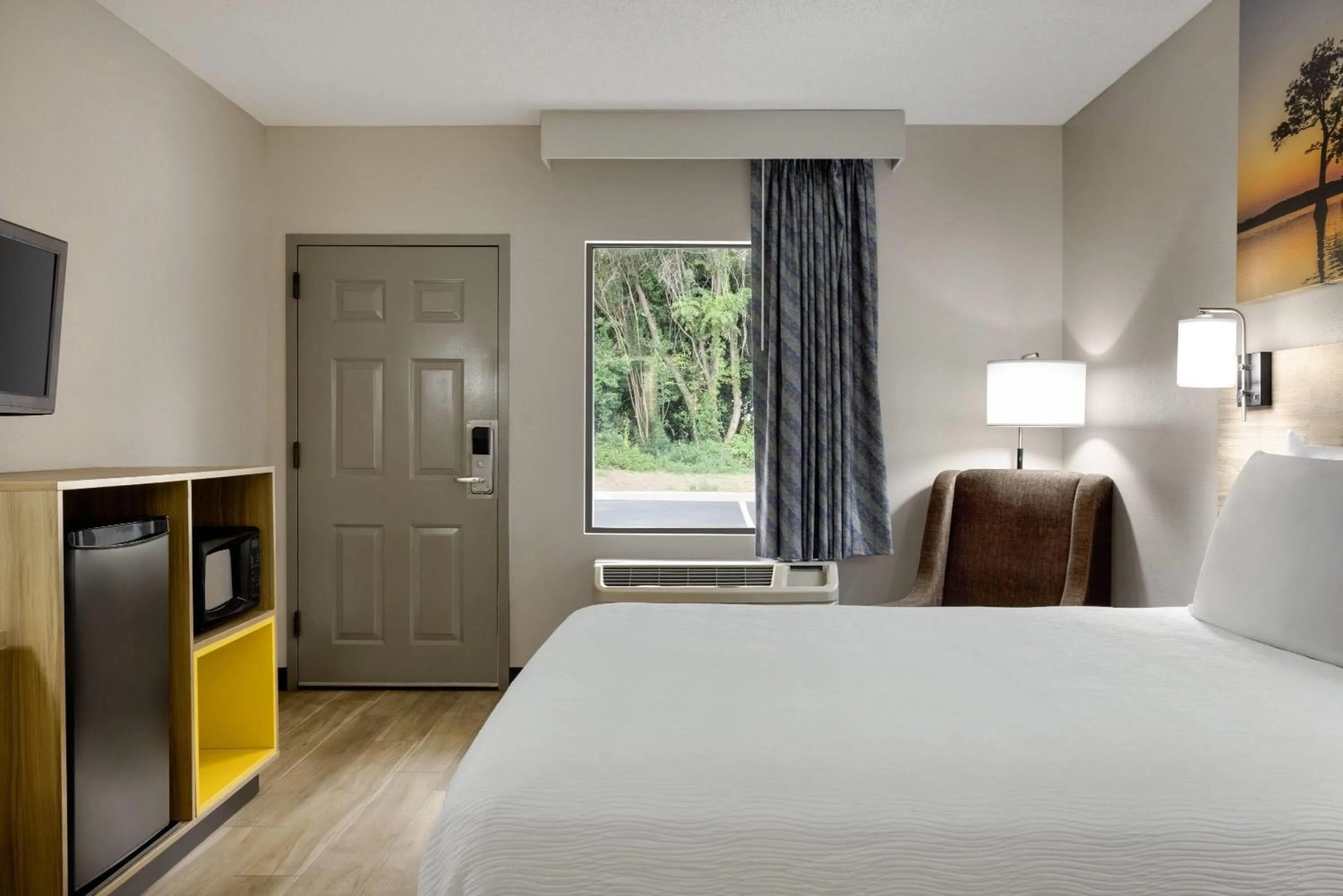 Photo of the whole room, Bed in Days Inn by Wyndham Blythewood North Columbia