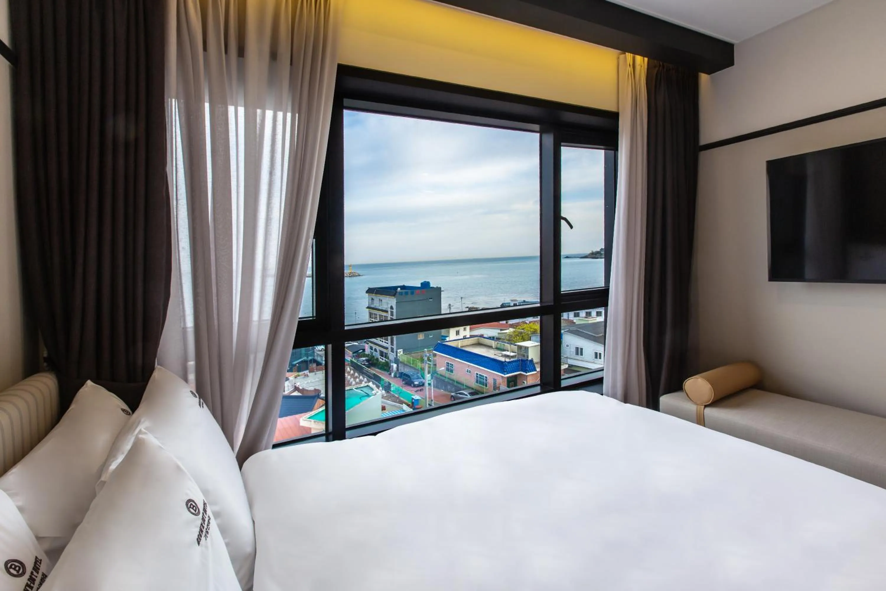 Bed in Brown Dot Gijang Yeonhwari