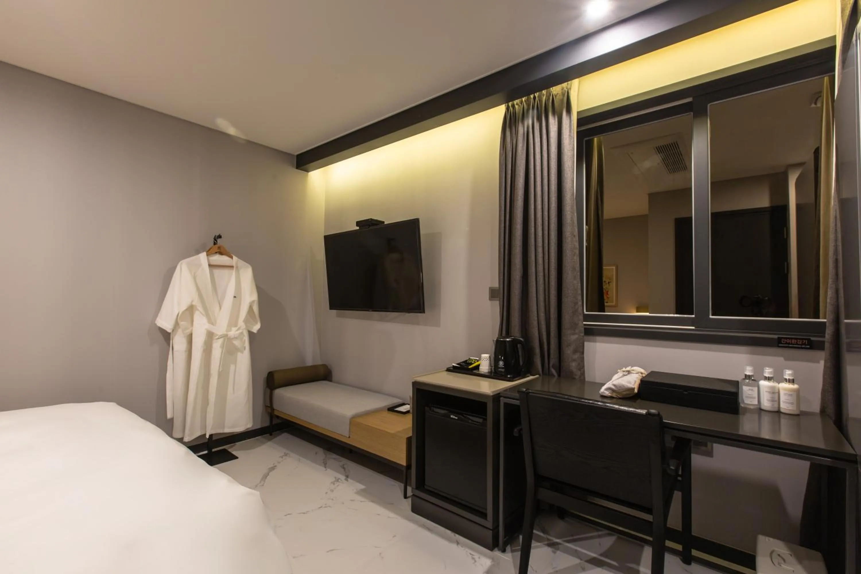 Bed in Brown Dot Gijang Yeonhwari