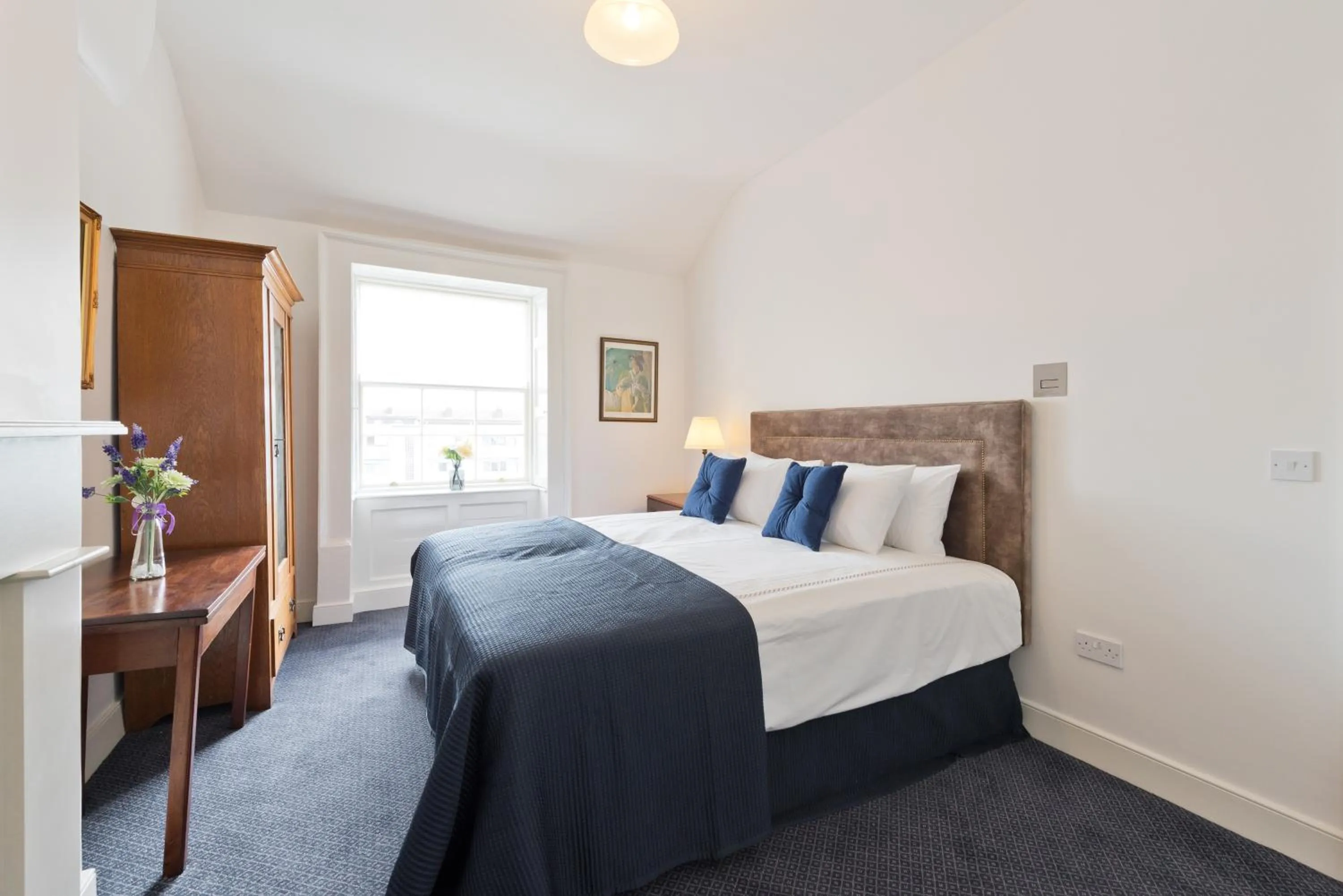Bed in Henrietta Suites City Centre