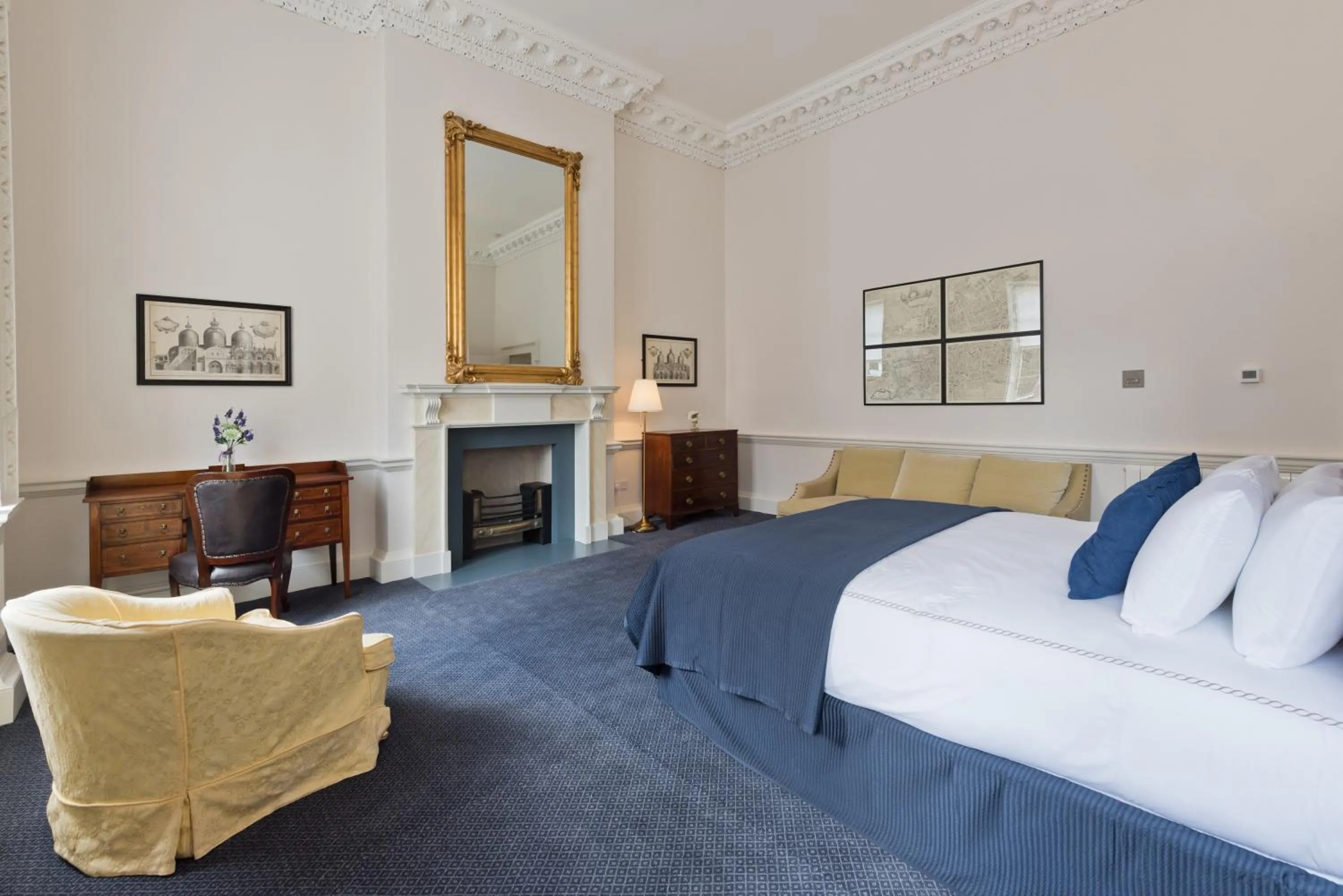 Bed in Henrietta Suites City Centre