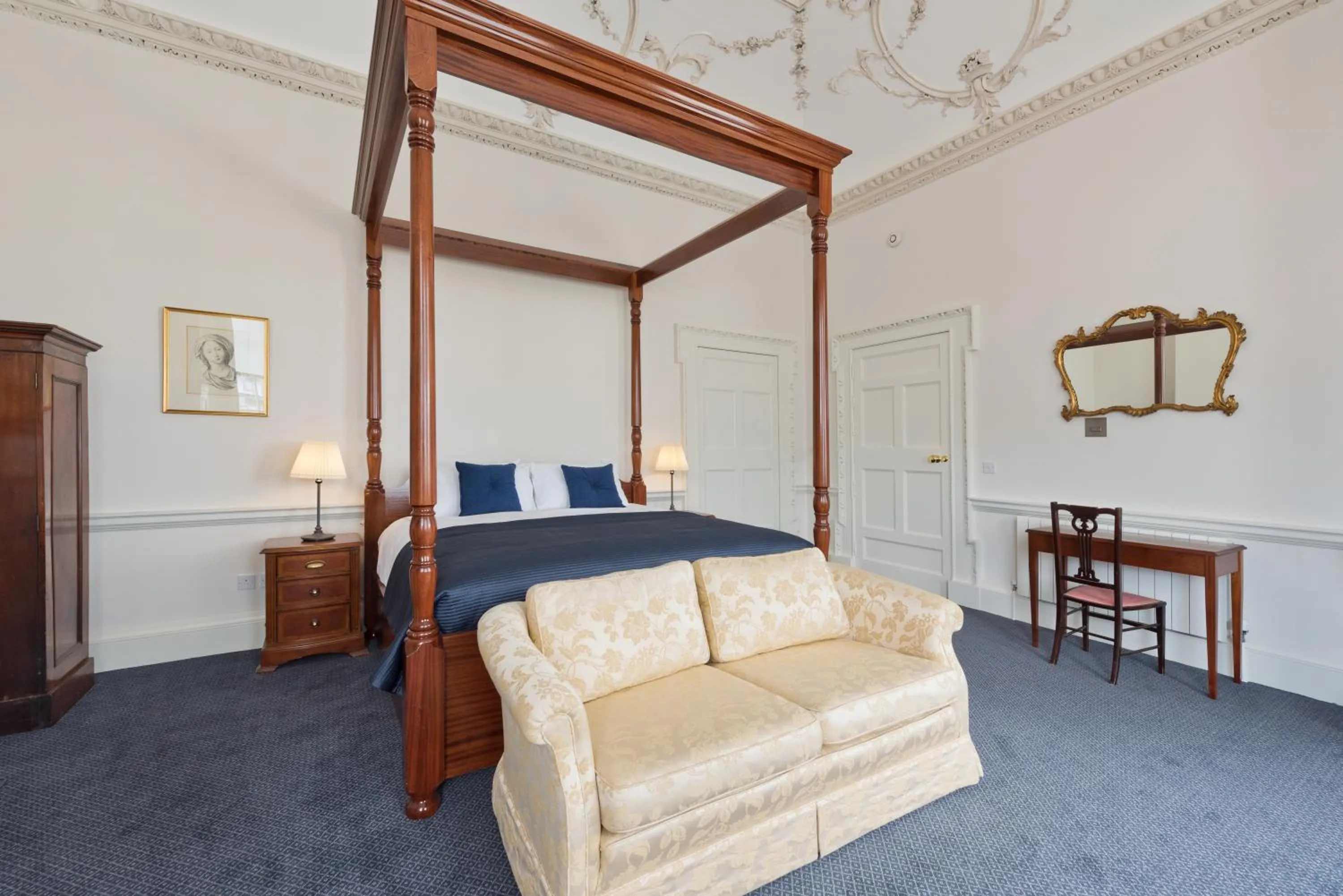 Bed in Henrietta Suites City Centre