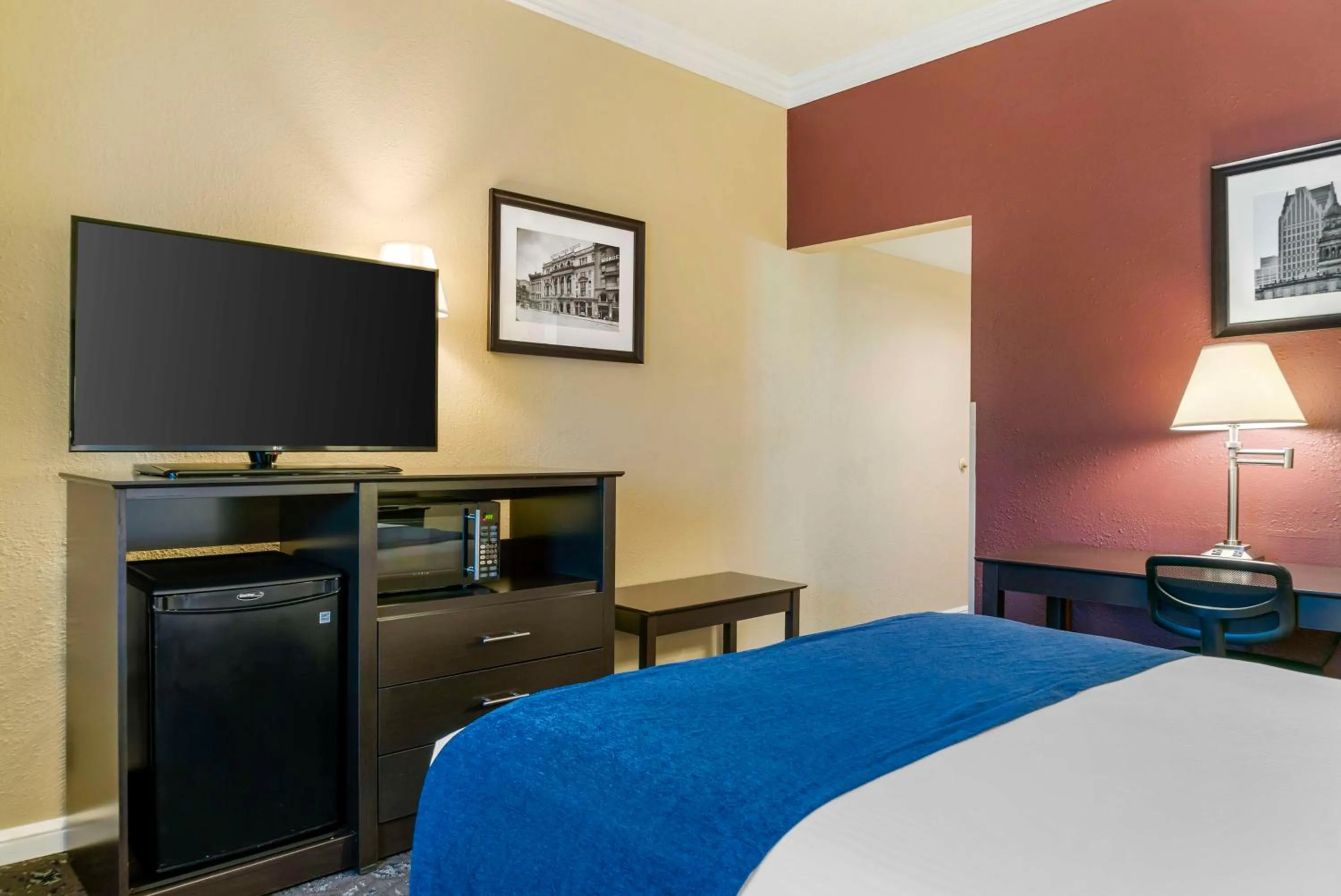 Bedroom, Bed in Best Western Greenfield Inn