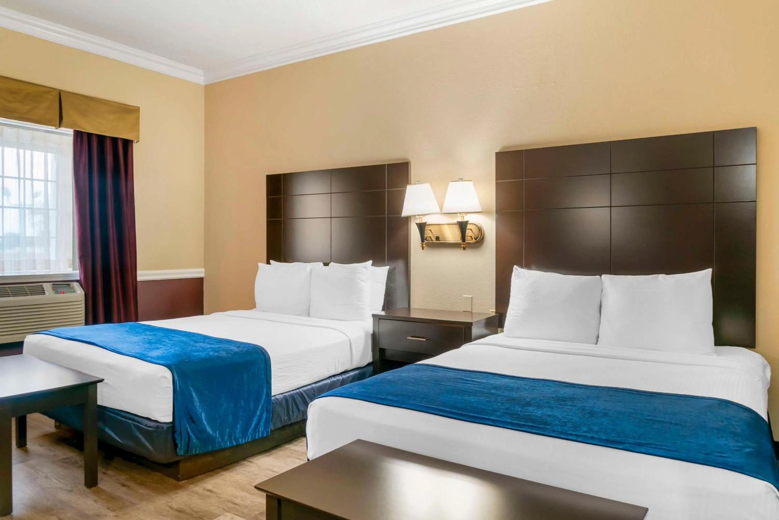 Bedroom, Bed in Best Western Greenfield Inn