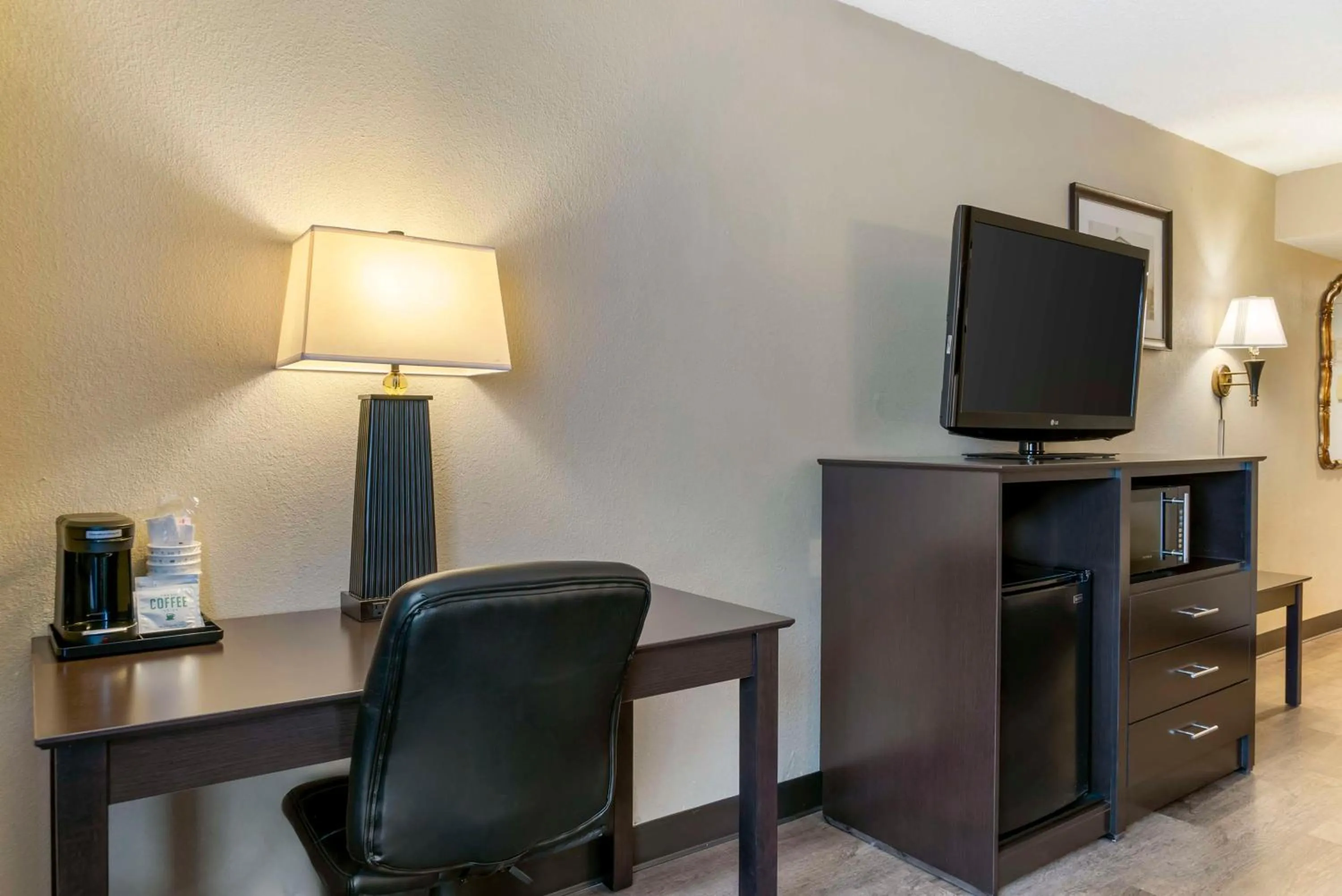 Bedroom in Best Western Greenfield Inn