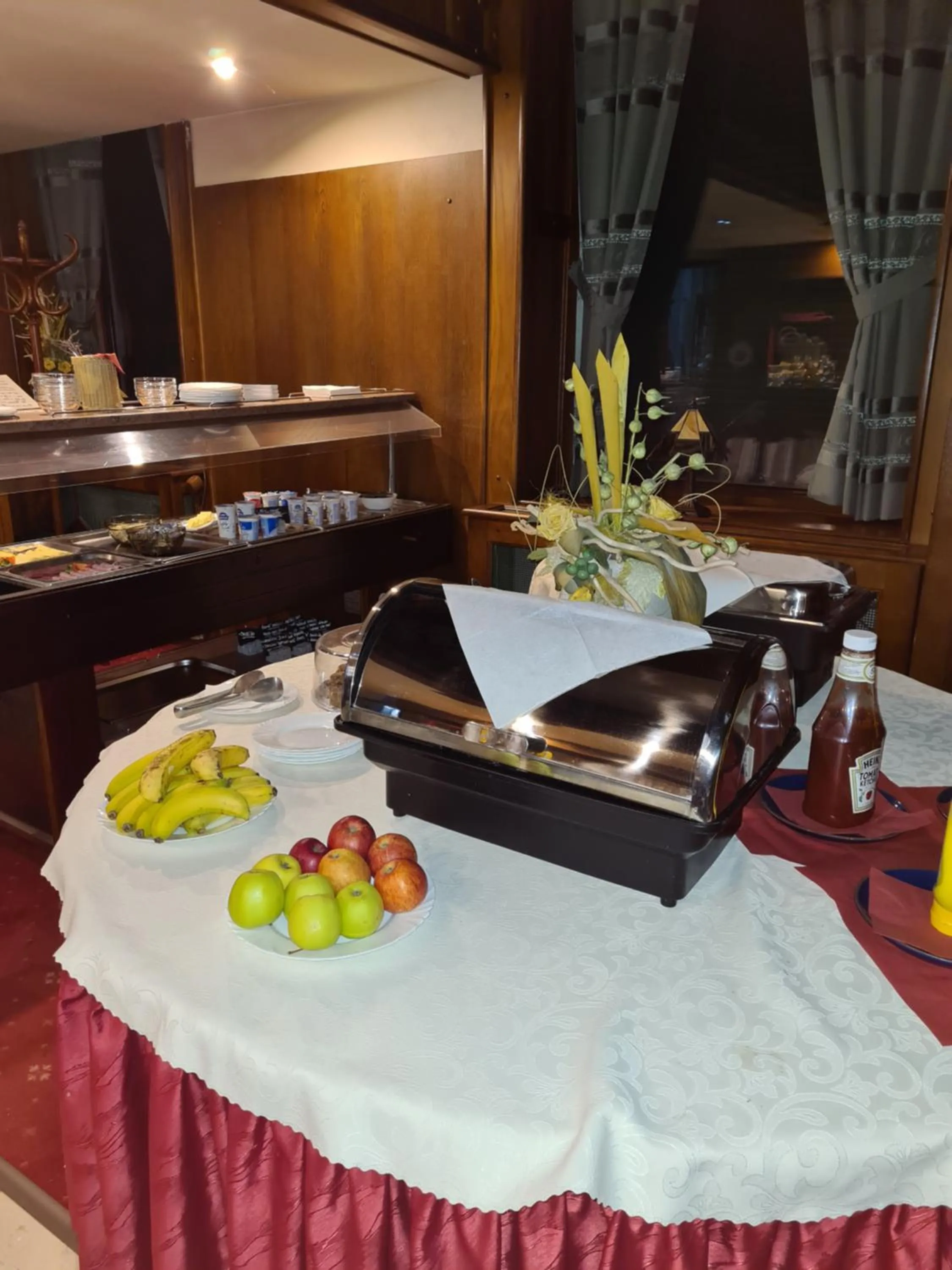 Restaurant/places to eat in Brioni Suites