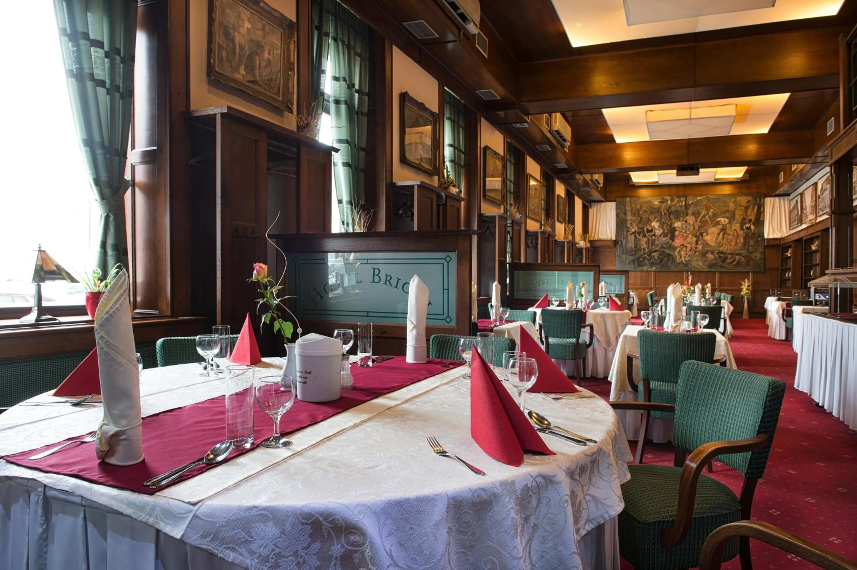 Restaurant/places to eat in Brioni Suites