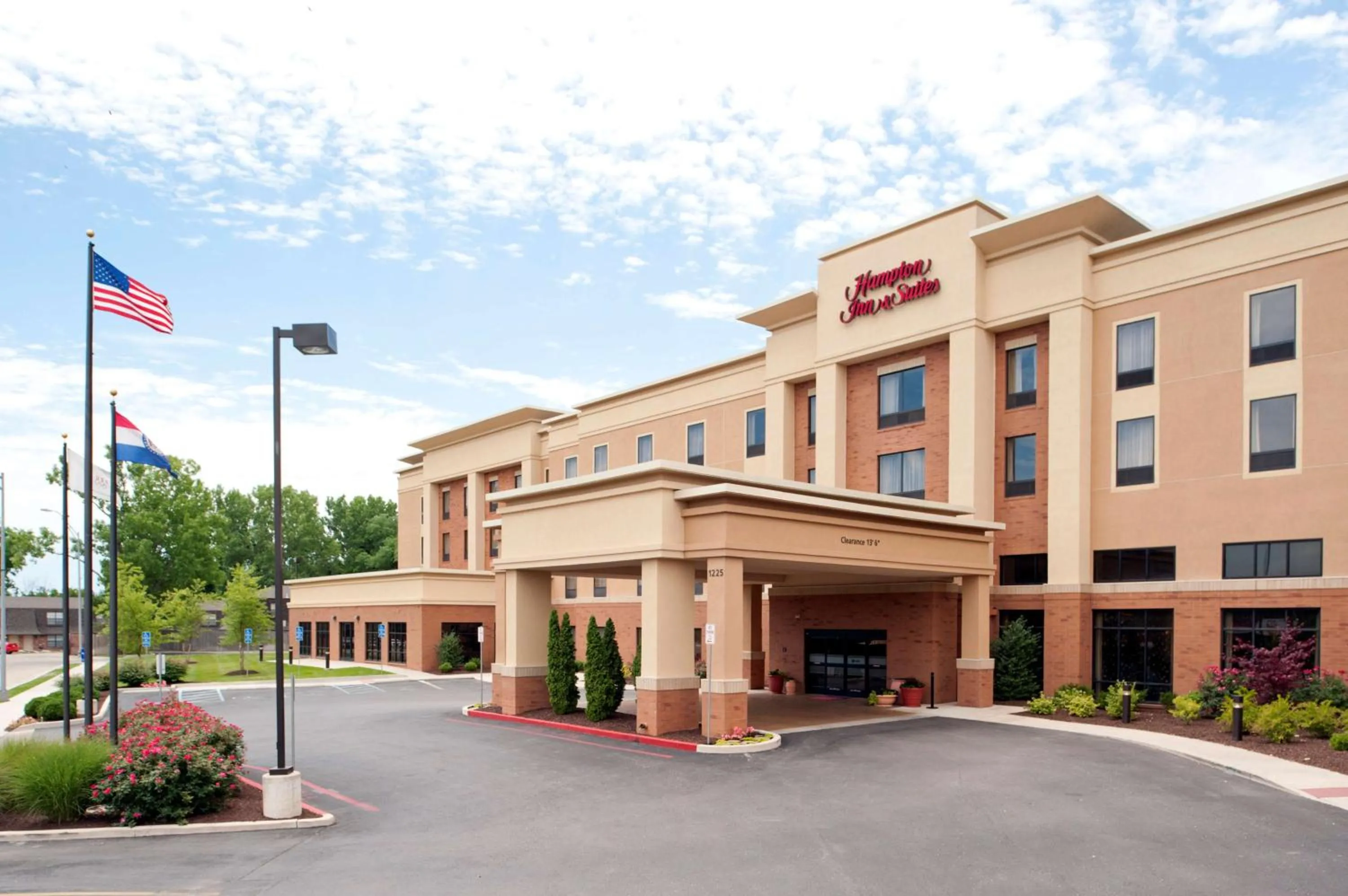Property building in Hampton Inn & Suites Columbia at the University of Missouri