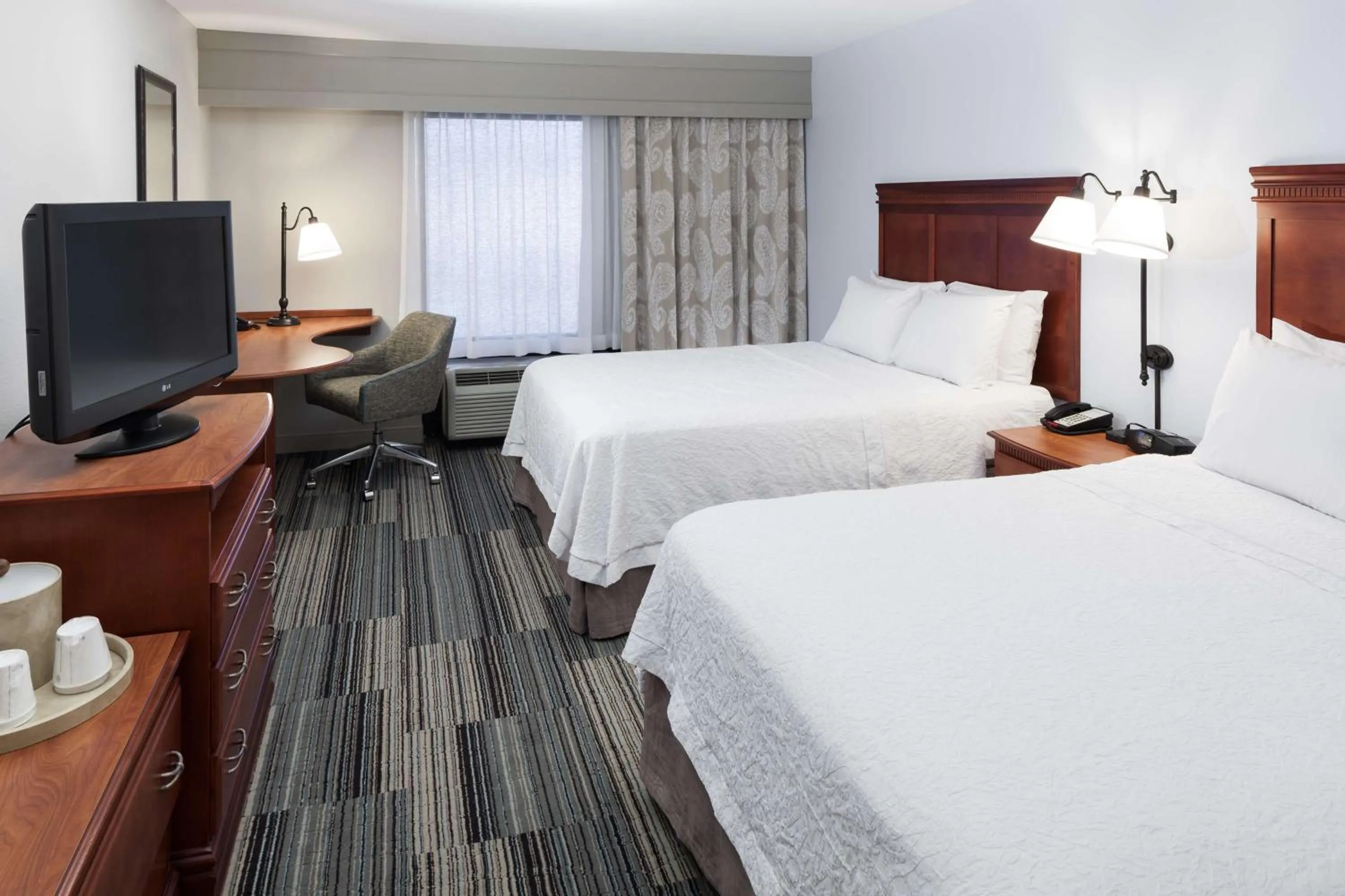 Bedroom, Bed in Hampton Inn & Suites Cedar Rapids