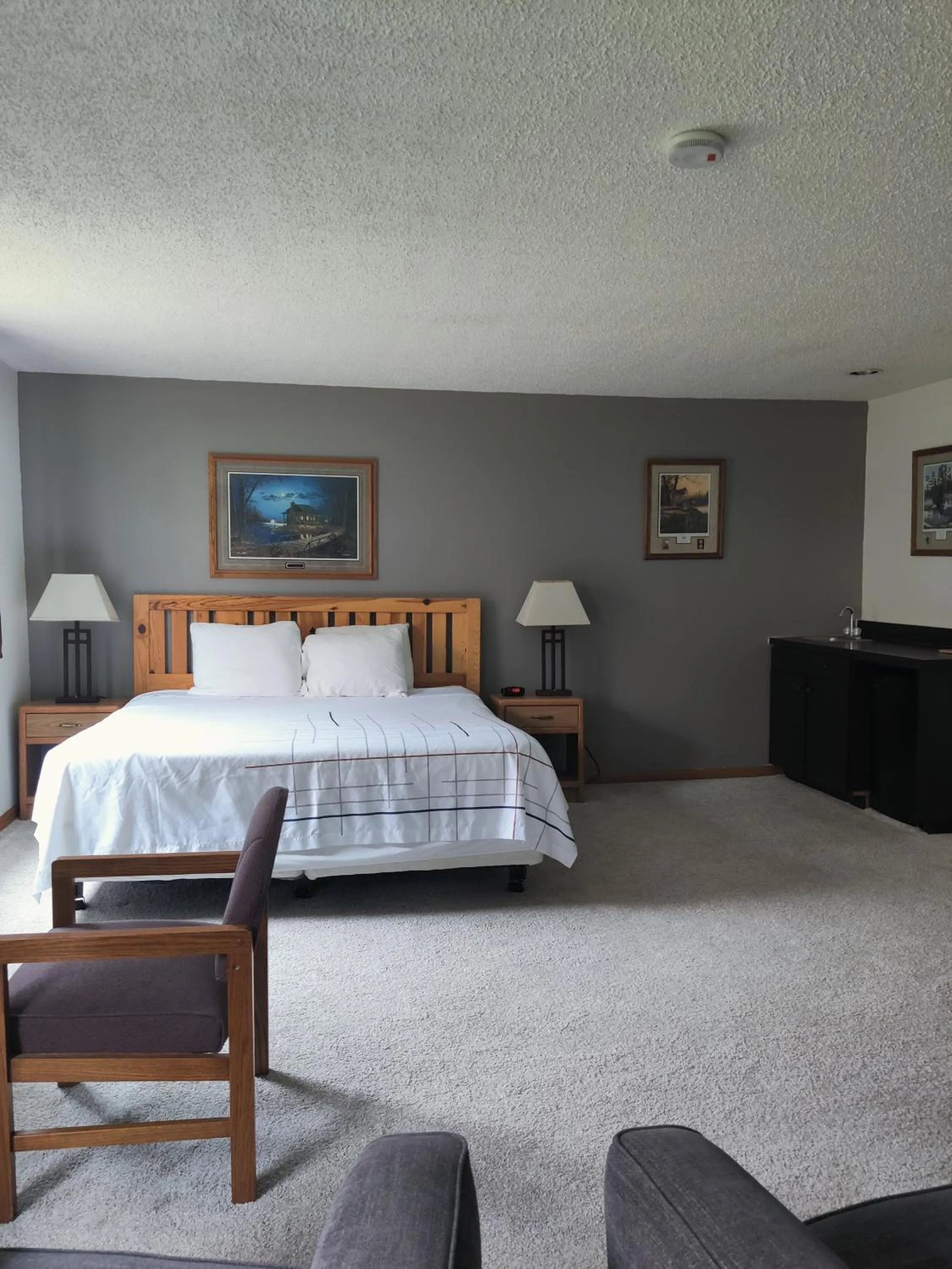 Bed in America's Best Value Inn & Suites International Falls