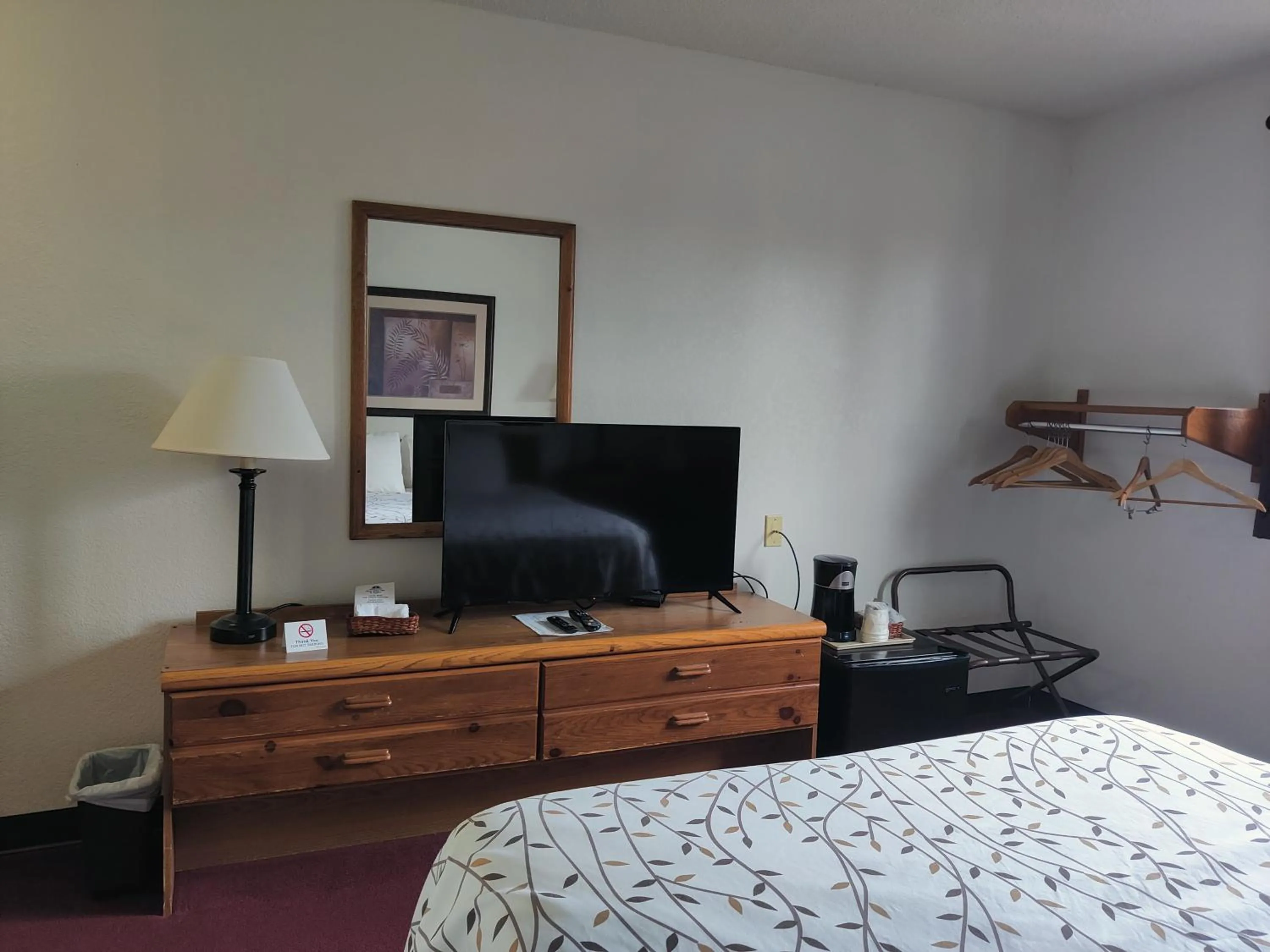 Bed in America's Best Value Inn & Suites International Falls