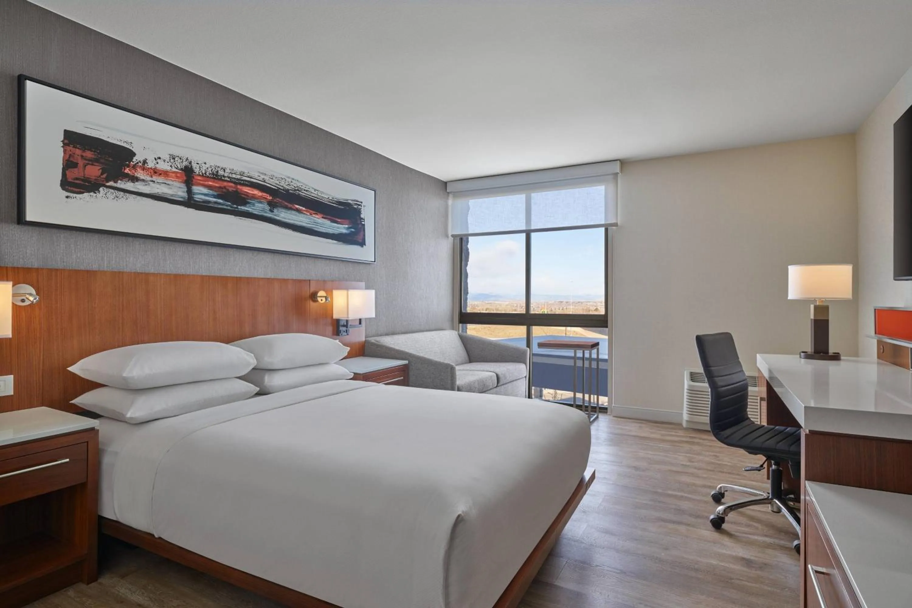 Photo of the whole room, Bed in Delta Hotels by Marriott Denver Thornton