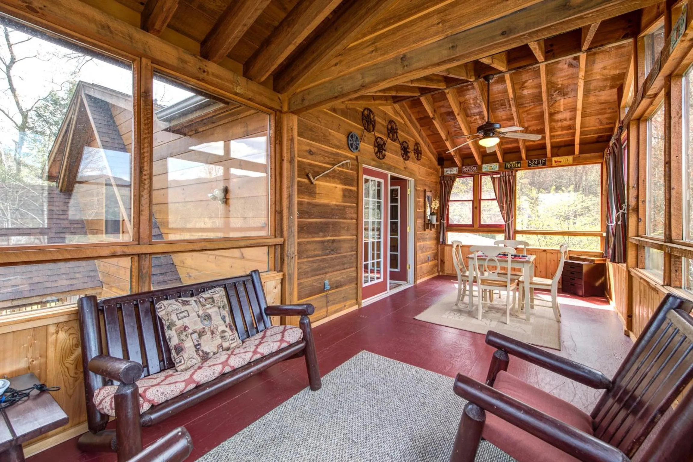 Living room in Lazy Cub Lodge