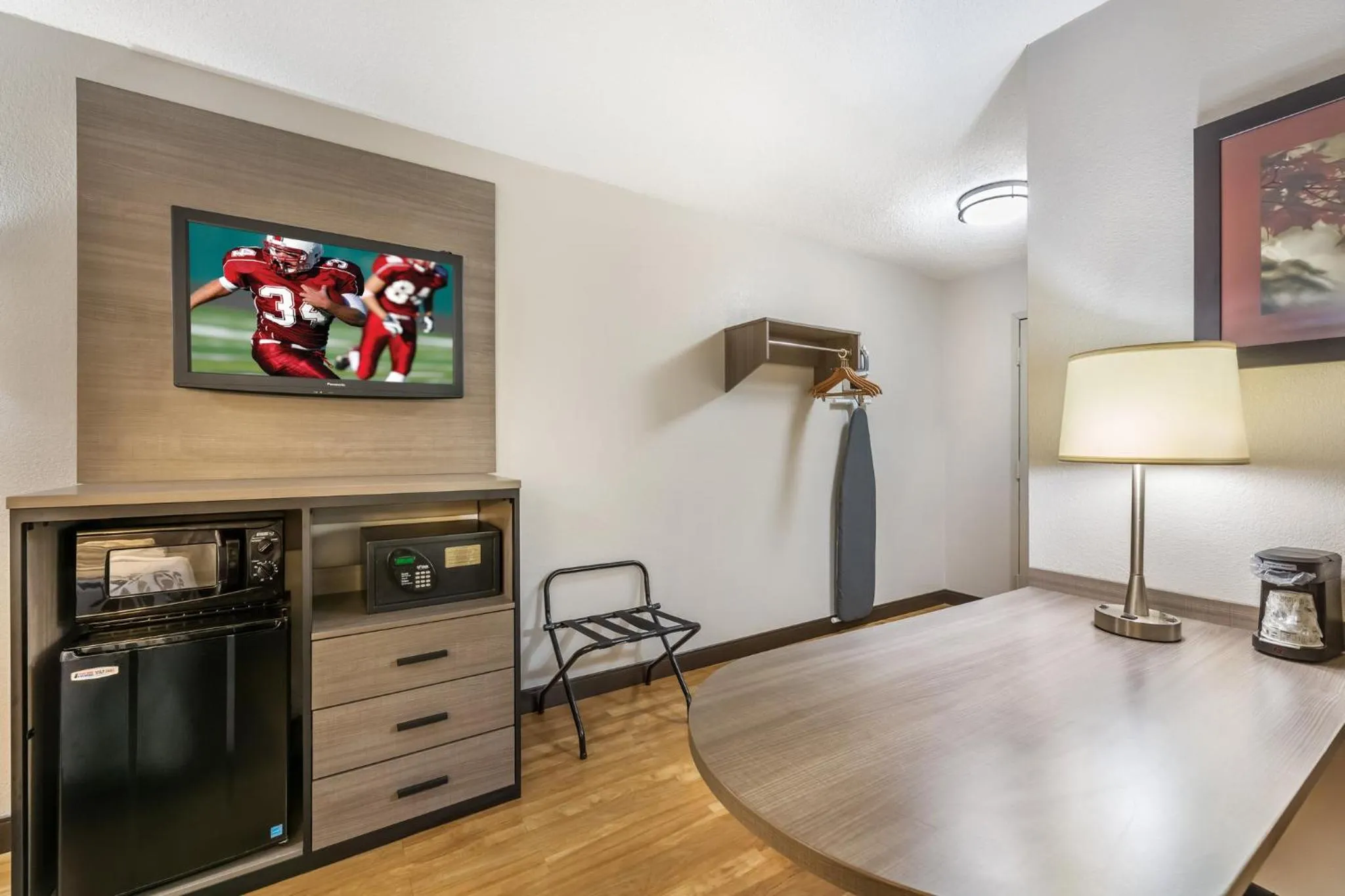 Bedroom in Red Roof Inn Erie – I-90