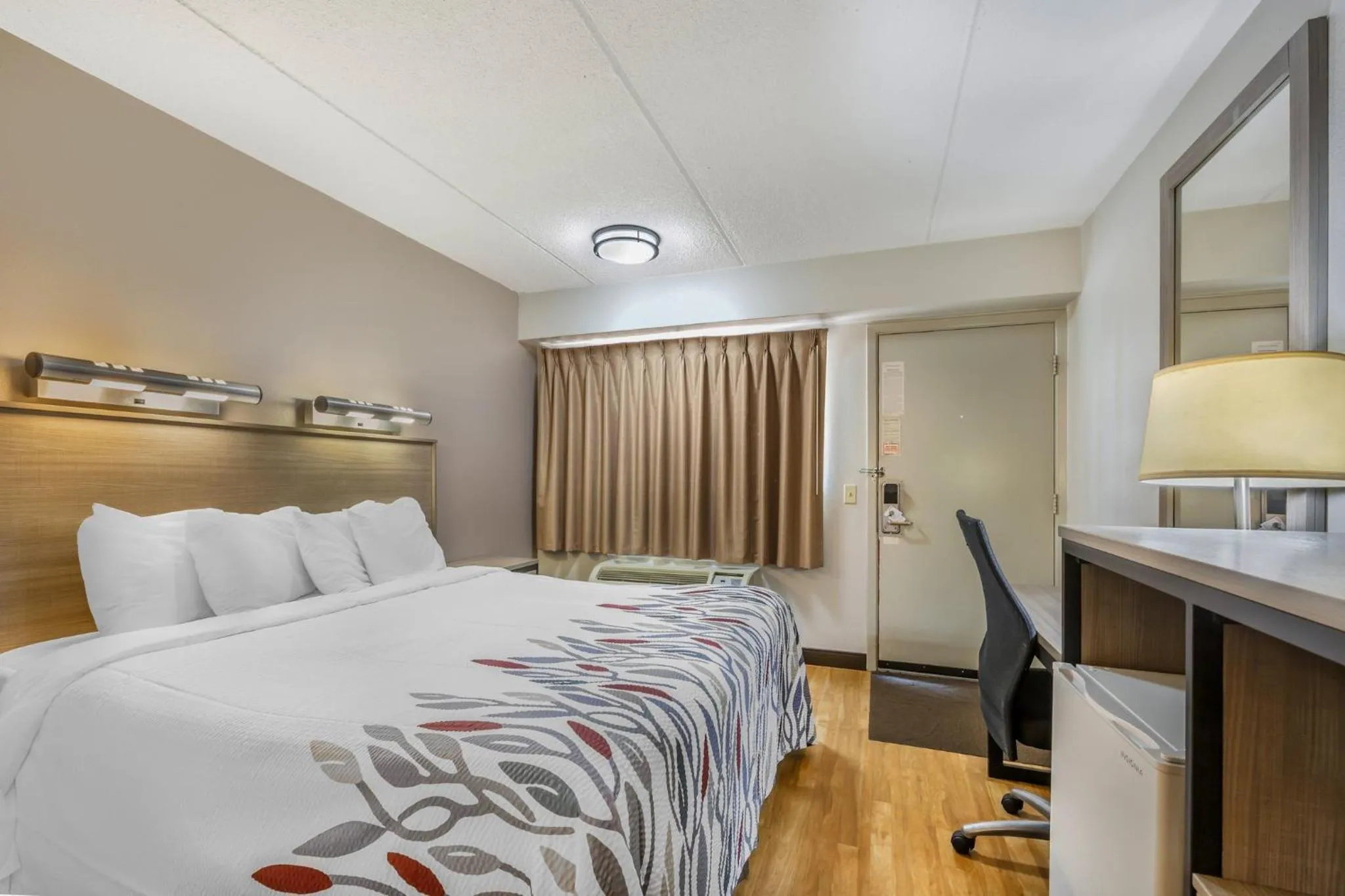 Photo of the whole room, Bed in Red Roof Inn Erie – I-90