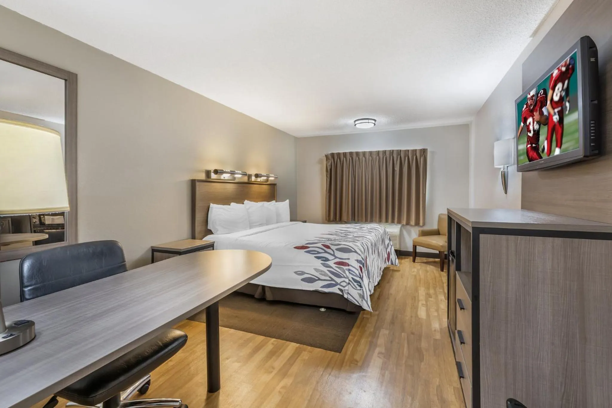 Bedroom, Bed in Red Roof Inn Erie – I-90