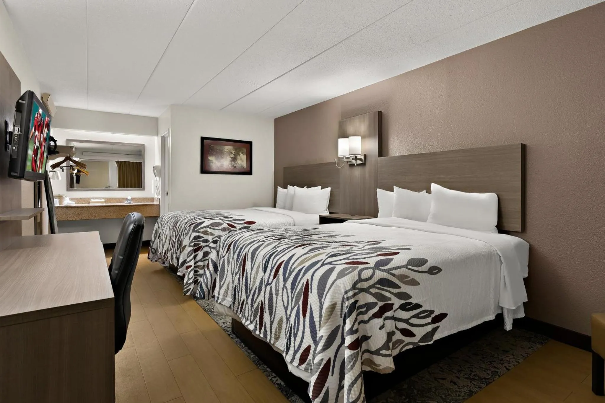 Photo of the whole room, Bed in Red Roof Inn Cleveland - Westlake