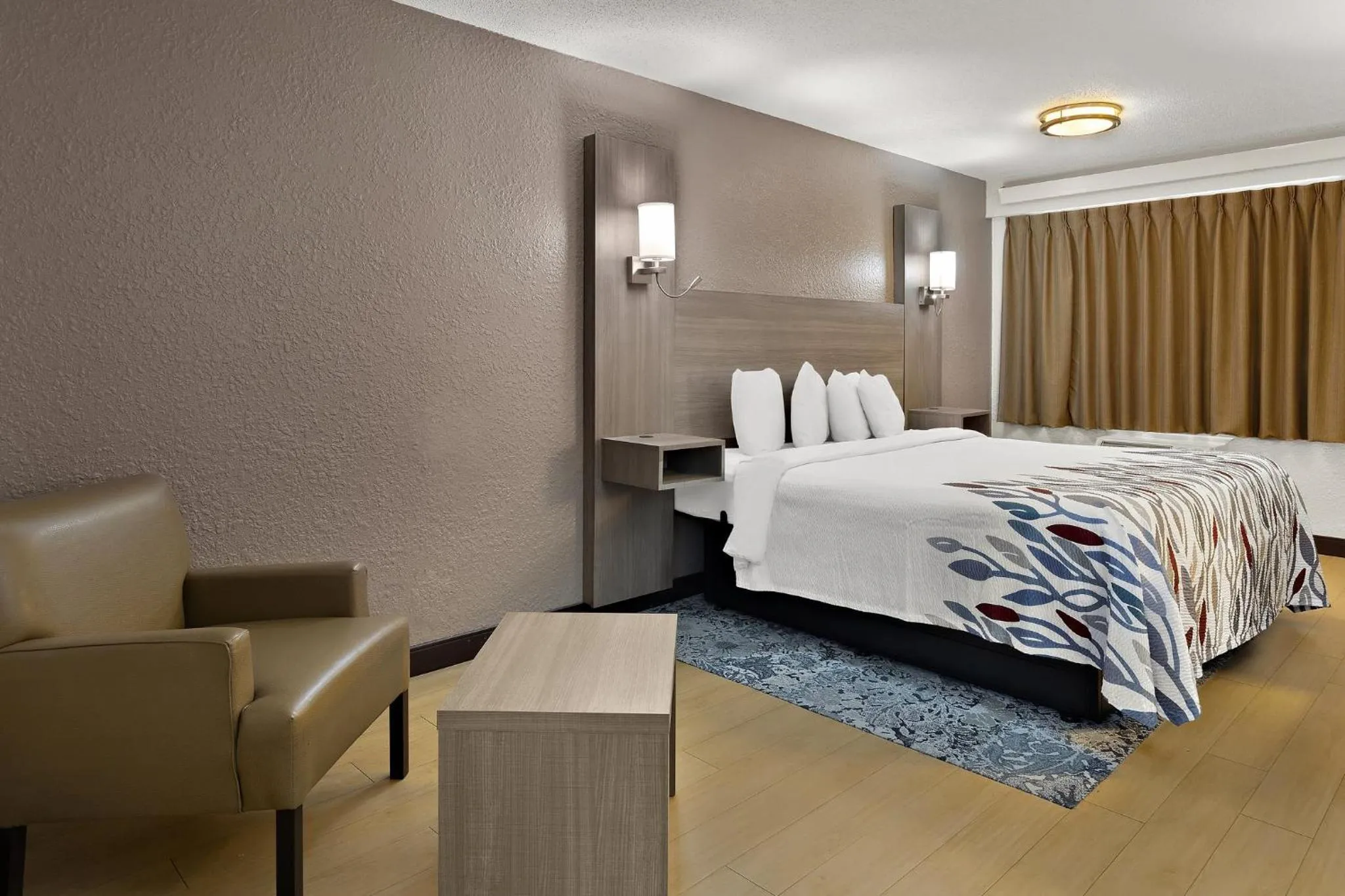 Bedroom, Bed in Red Roof Inn Cleveland - Westlake