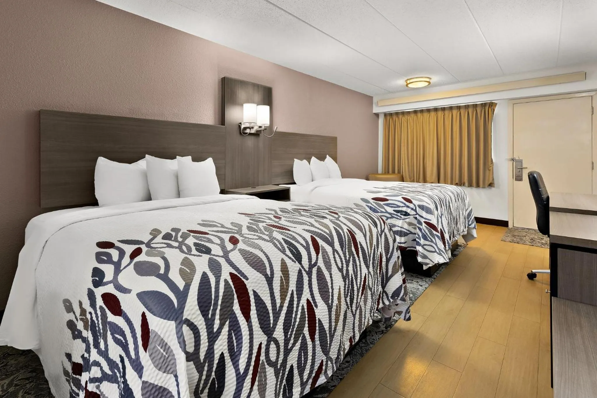 Photo of the whole room, Bed in Red Roof Inn Cleveland - Westlake