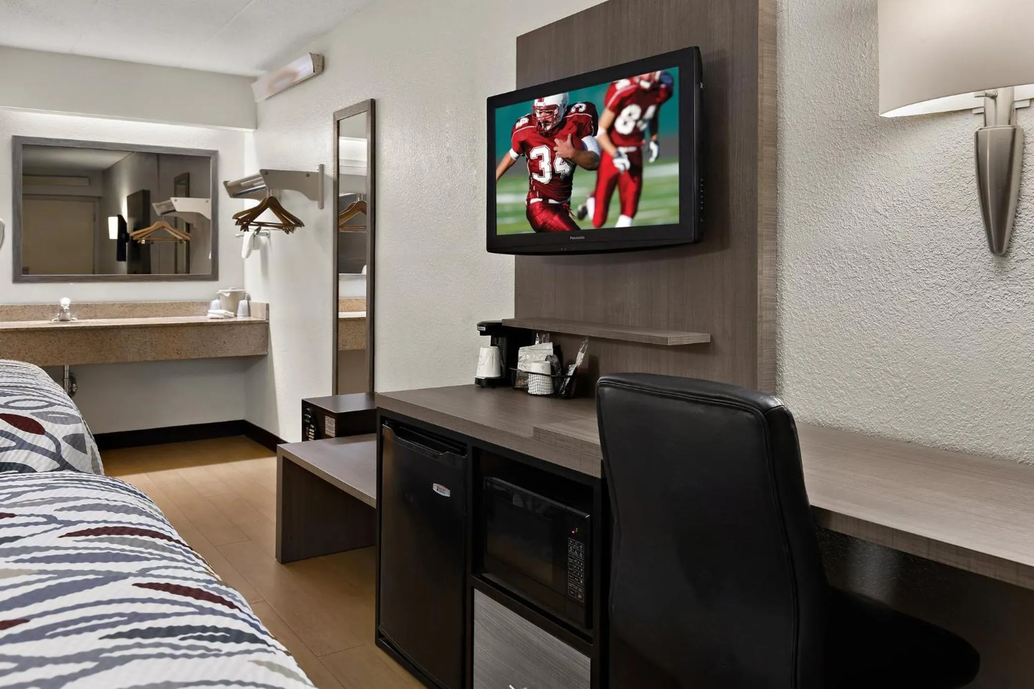 Photo of the whole room, Bed in Red Roof Inn Cleveland - Westlake