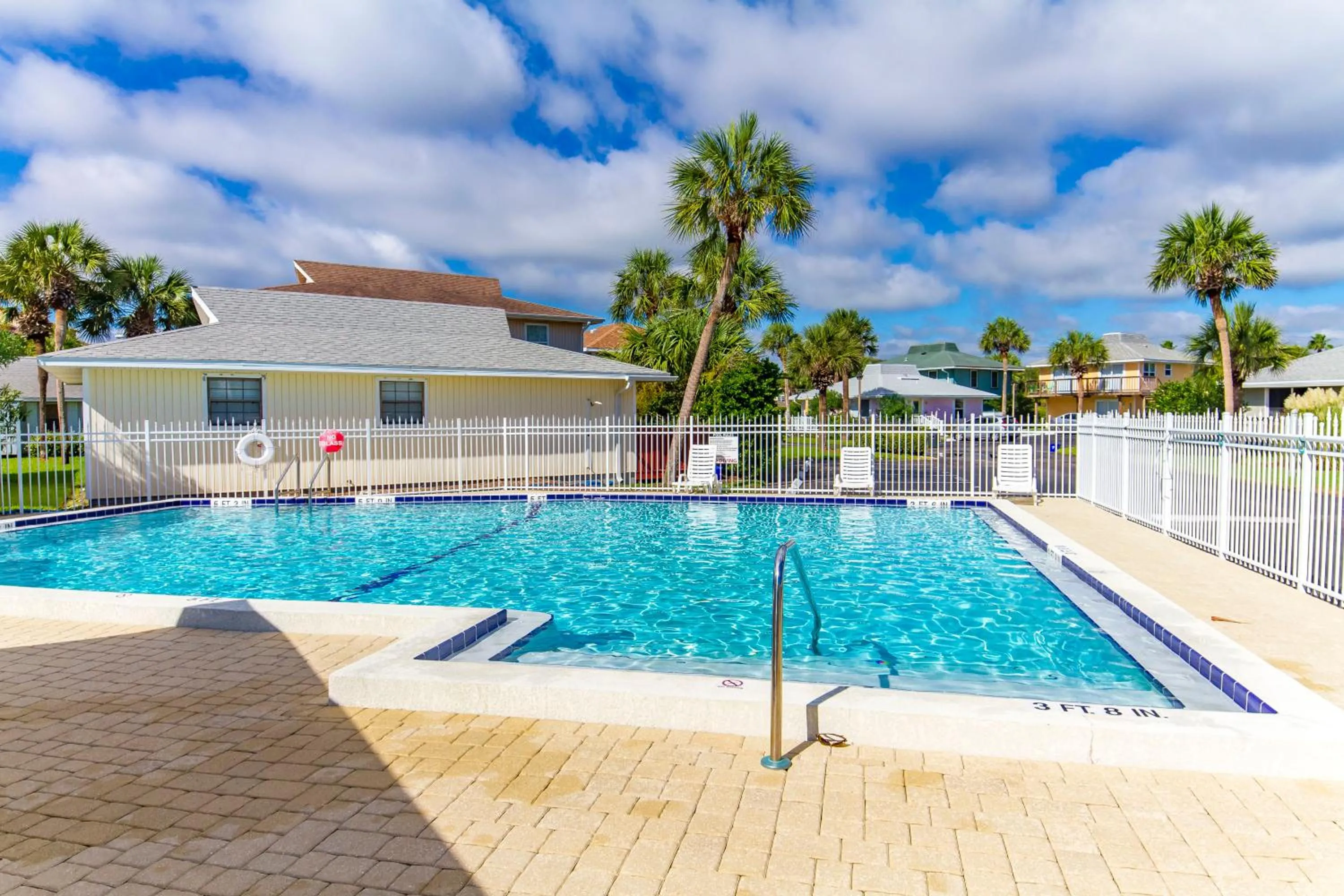 Swimming pool in Bluefish 16 House