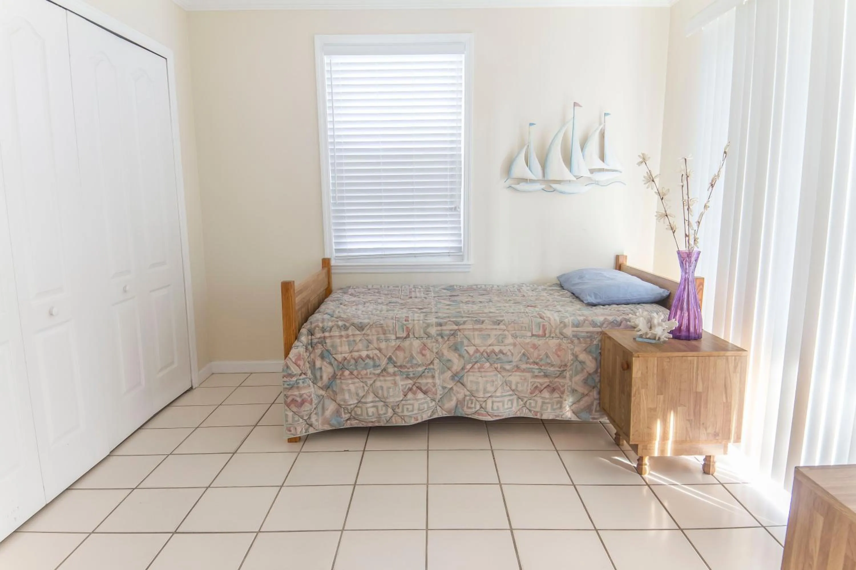 Bedroom, Bed in Bluefish 16 House