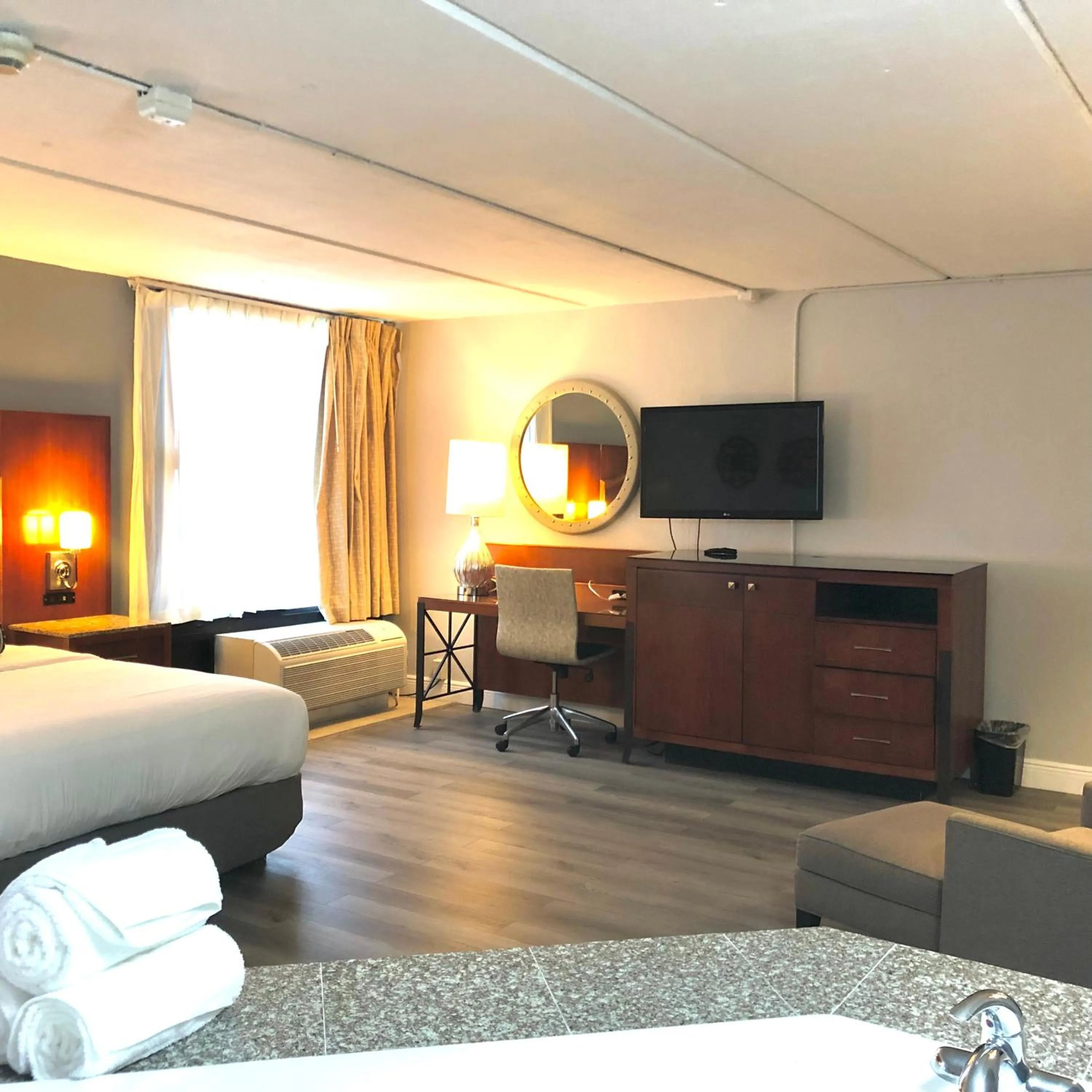 Bedroom, Bed in The Grand Hotel Spindletop