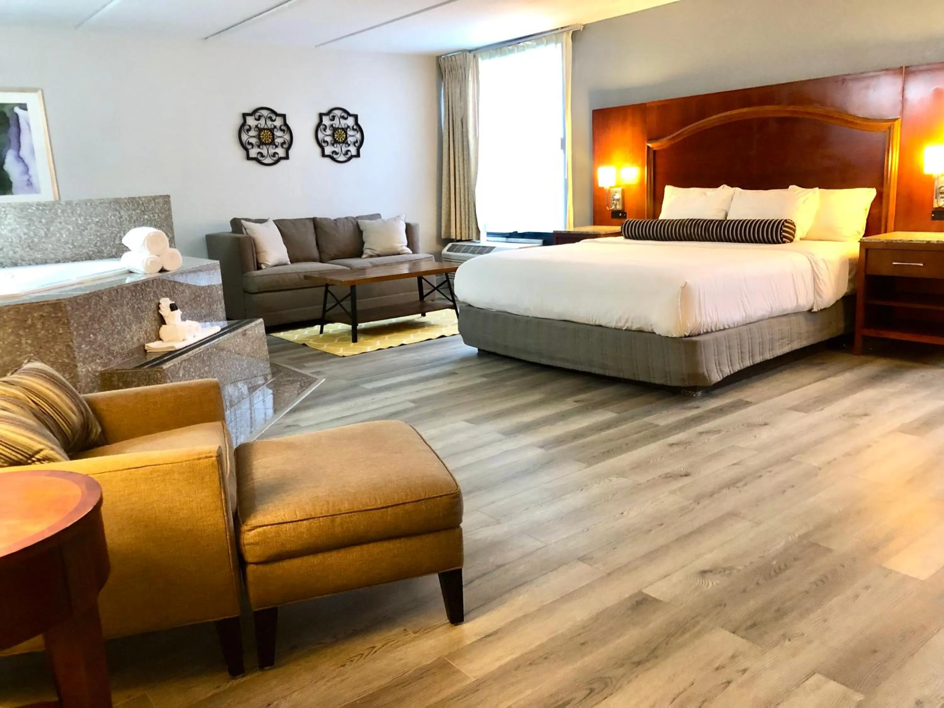 Jacuzzi Suite Non-Smoking in The Grand Hotel Spindletop