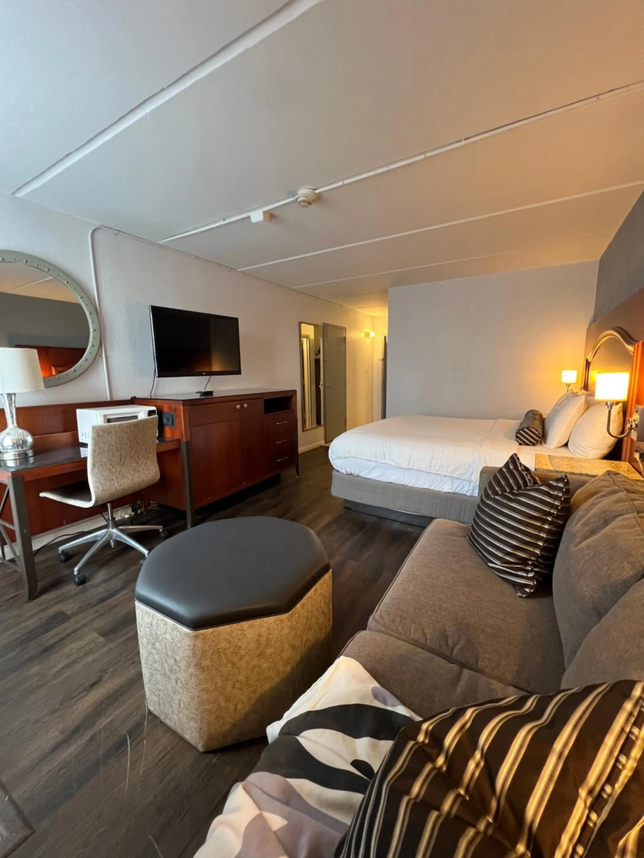 Photo of the whole room, Bed in The Grand Hotel Spindletop