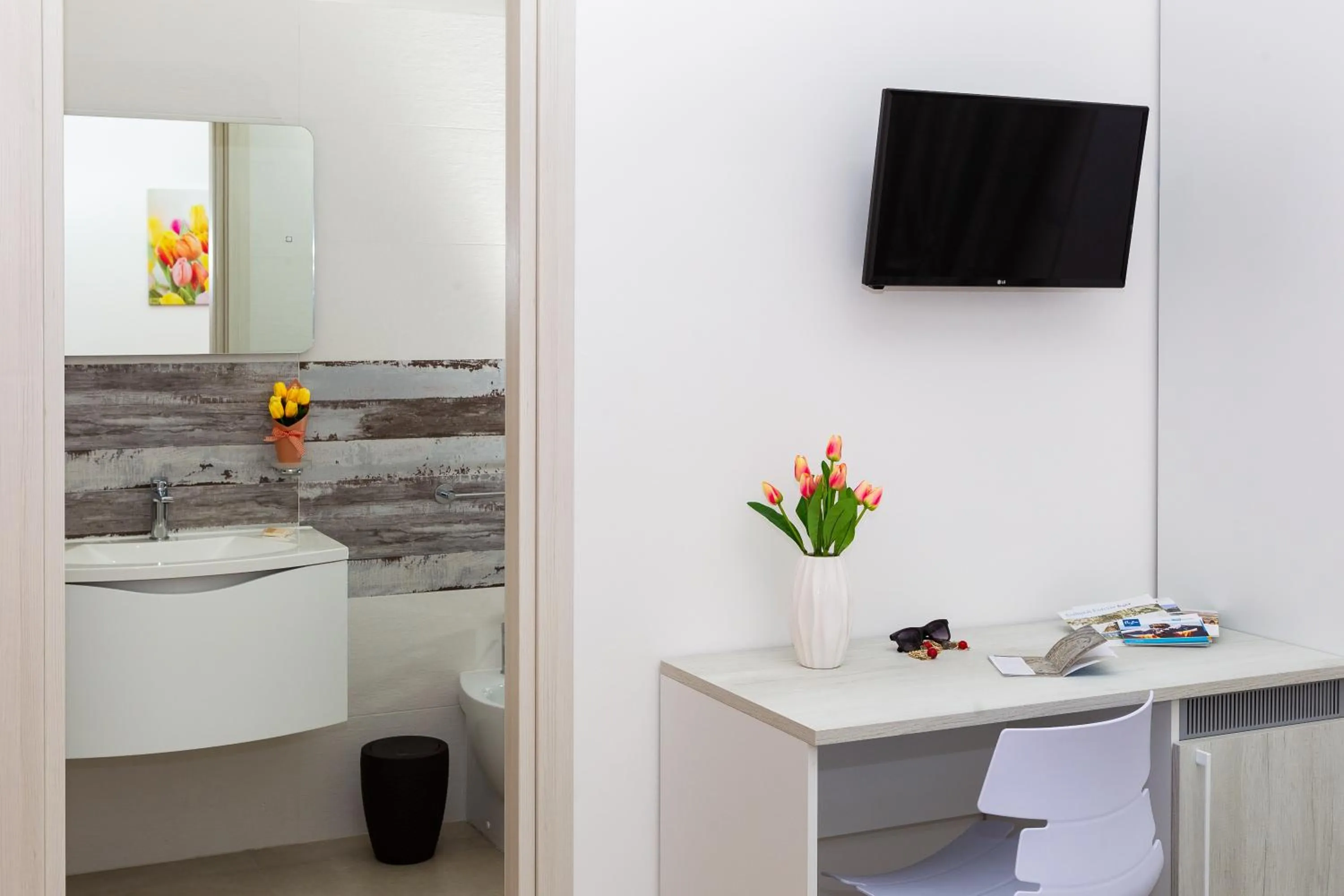 Communal lounge/ TV room in Paloma B&B