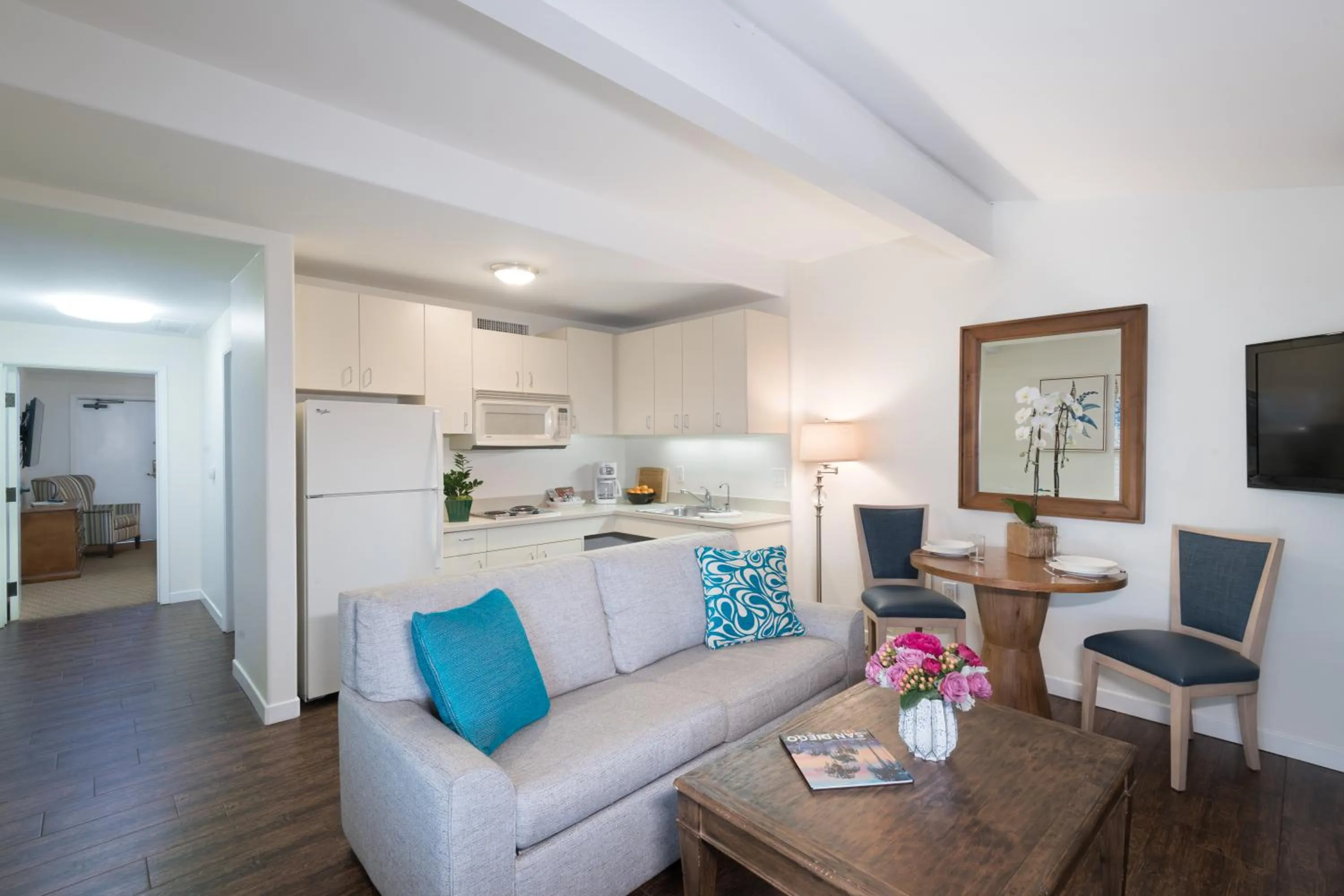 Living room in La Jolla Beach & Tennis Club