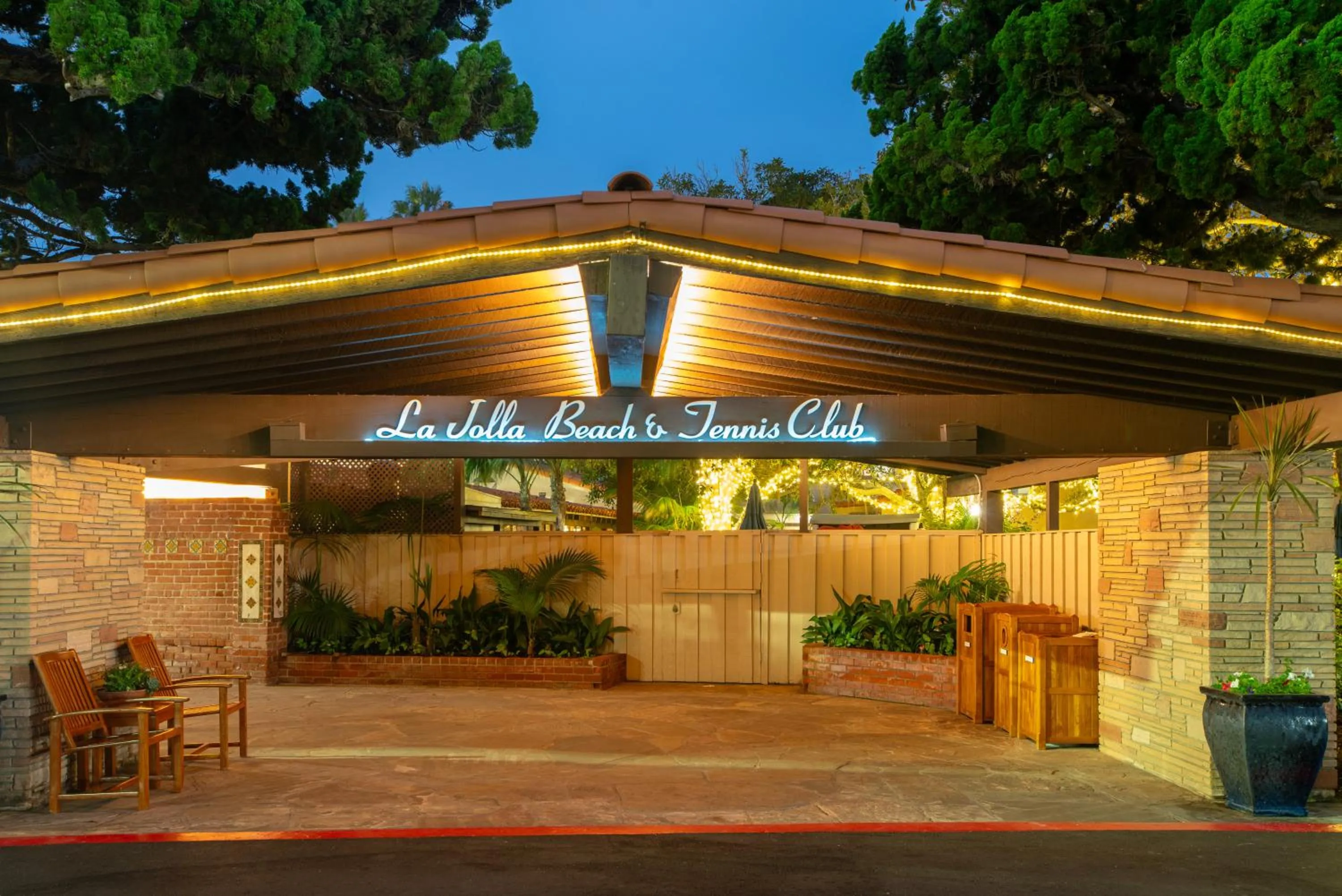 Property building in La Jolla Beach & Tennis Club