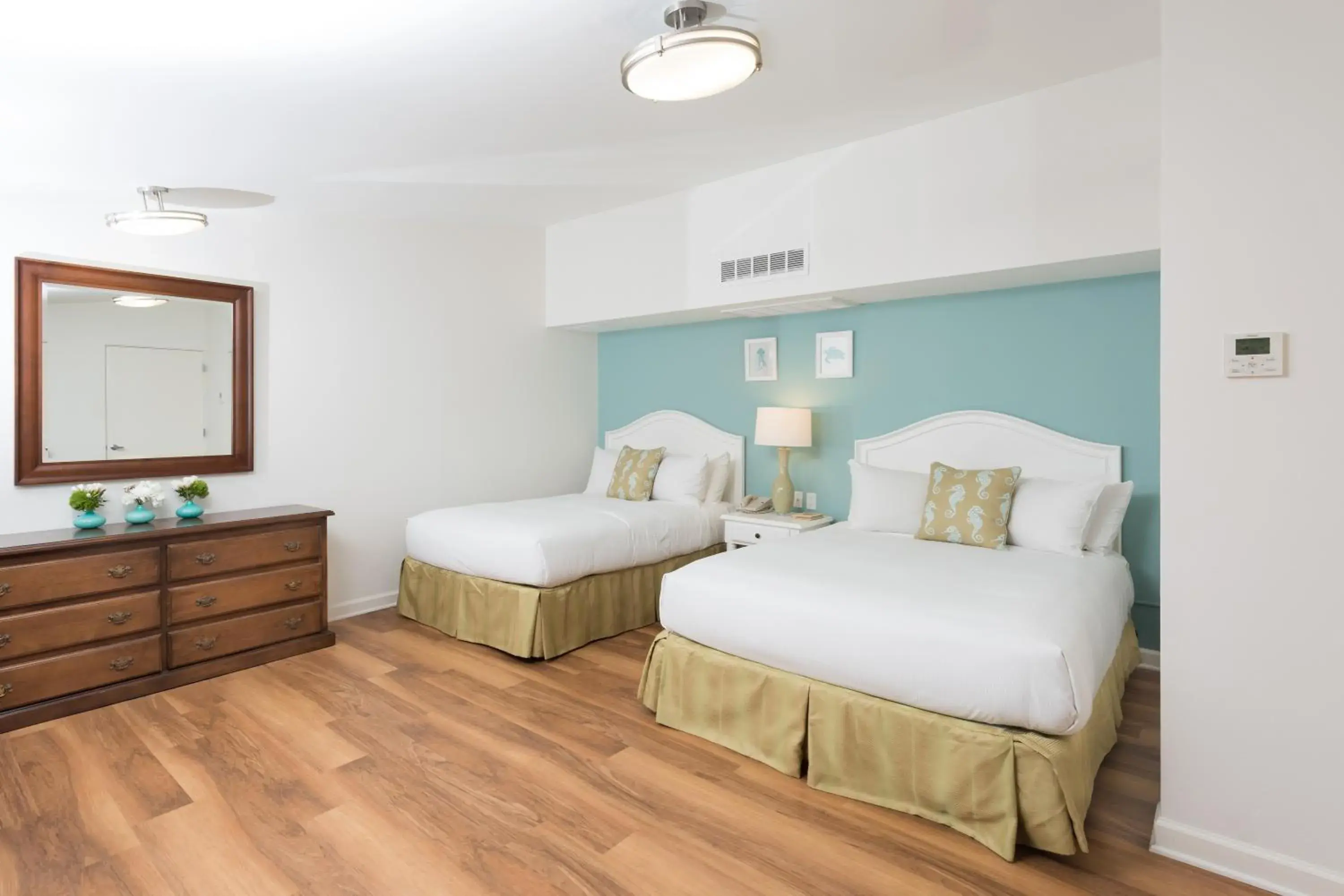 Double Room in La Jolla Beach & Tennis Club Double Room in La Jolla Beach & Tennis Club