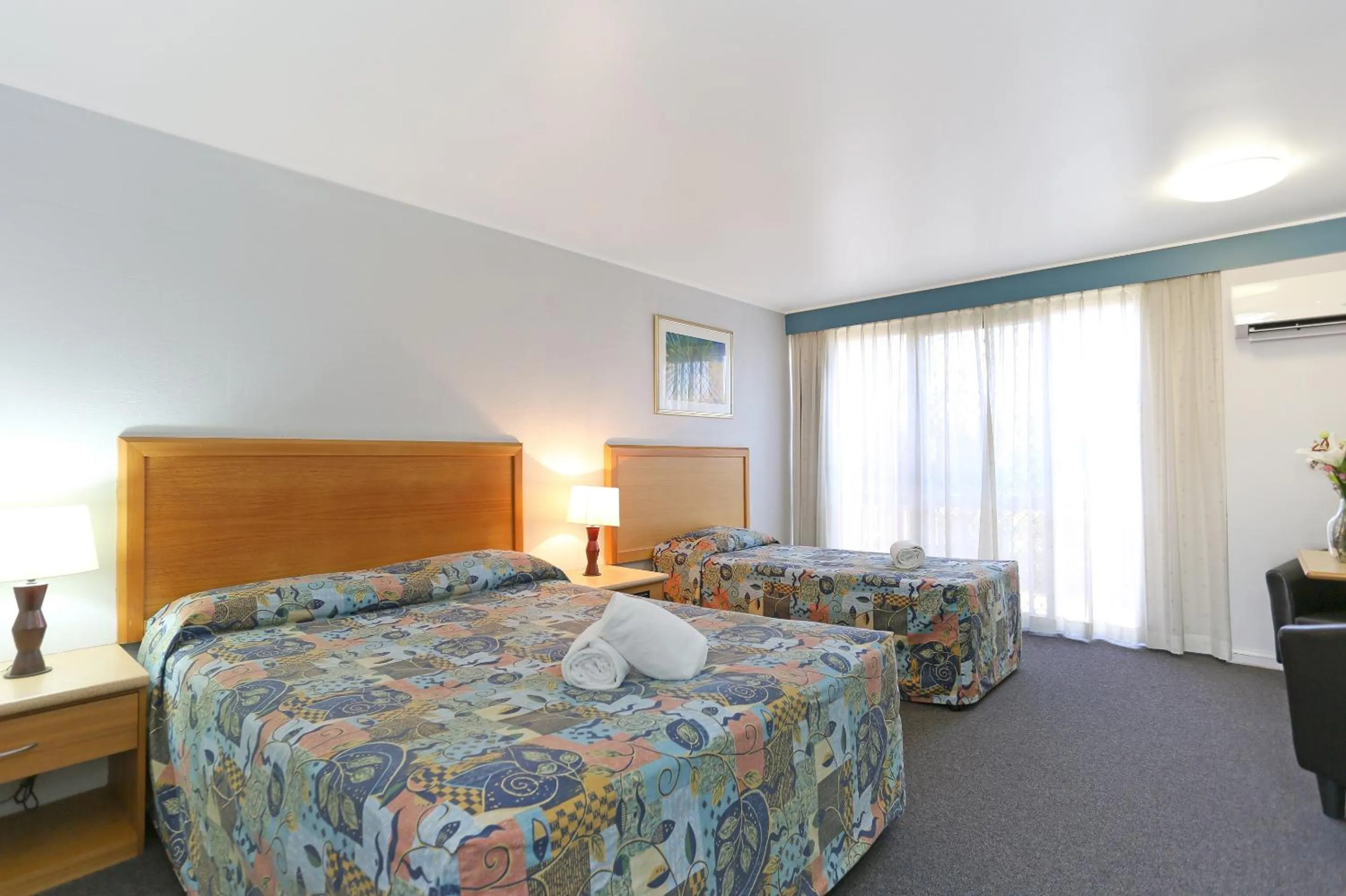 Bed in Reef Resort Motel