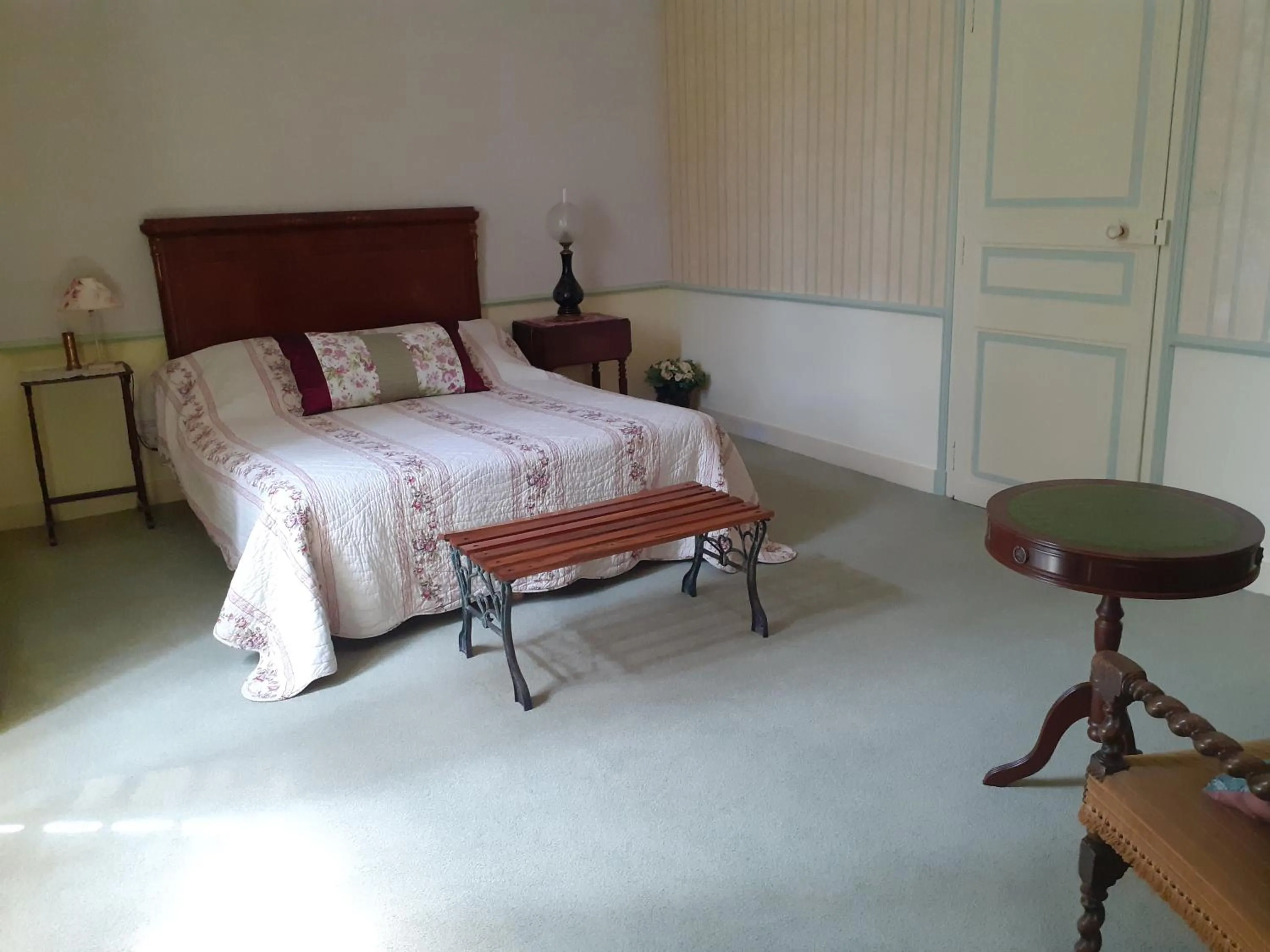 Bedroom, Bed in Château des Bretonnières sur vie - Maison d'hôtes et gîte 4 personnes
