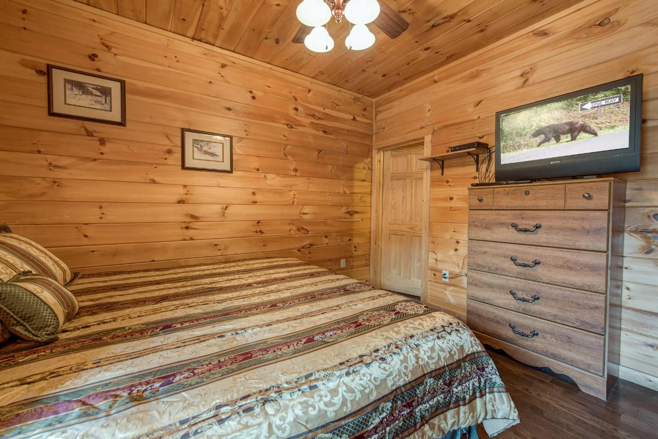 Bedroom, Bed in Take It Easy