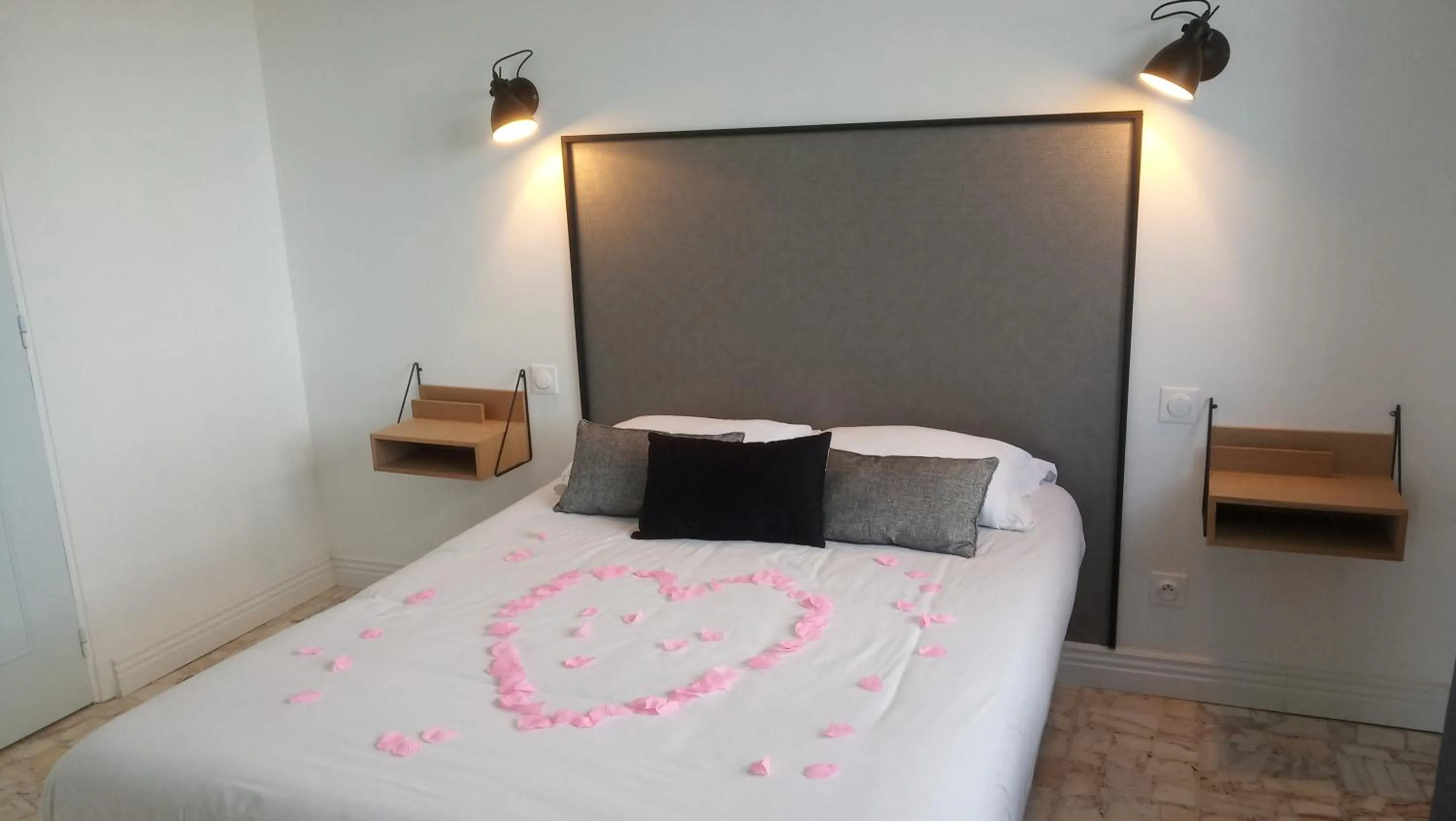 Decorative detail, Bed in MAISON MIGNARDISE - Cité