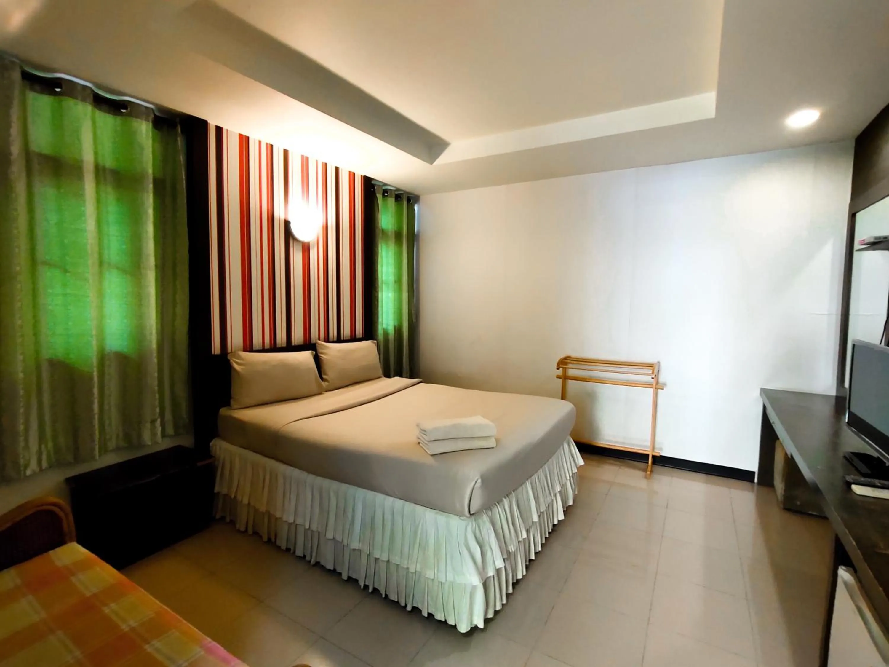Photo of the whole room, Bed in Srisomthai Hotel