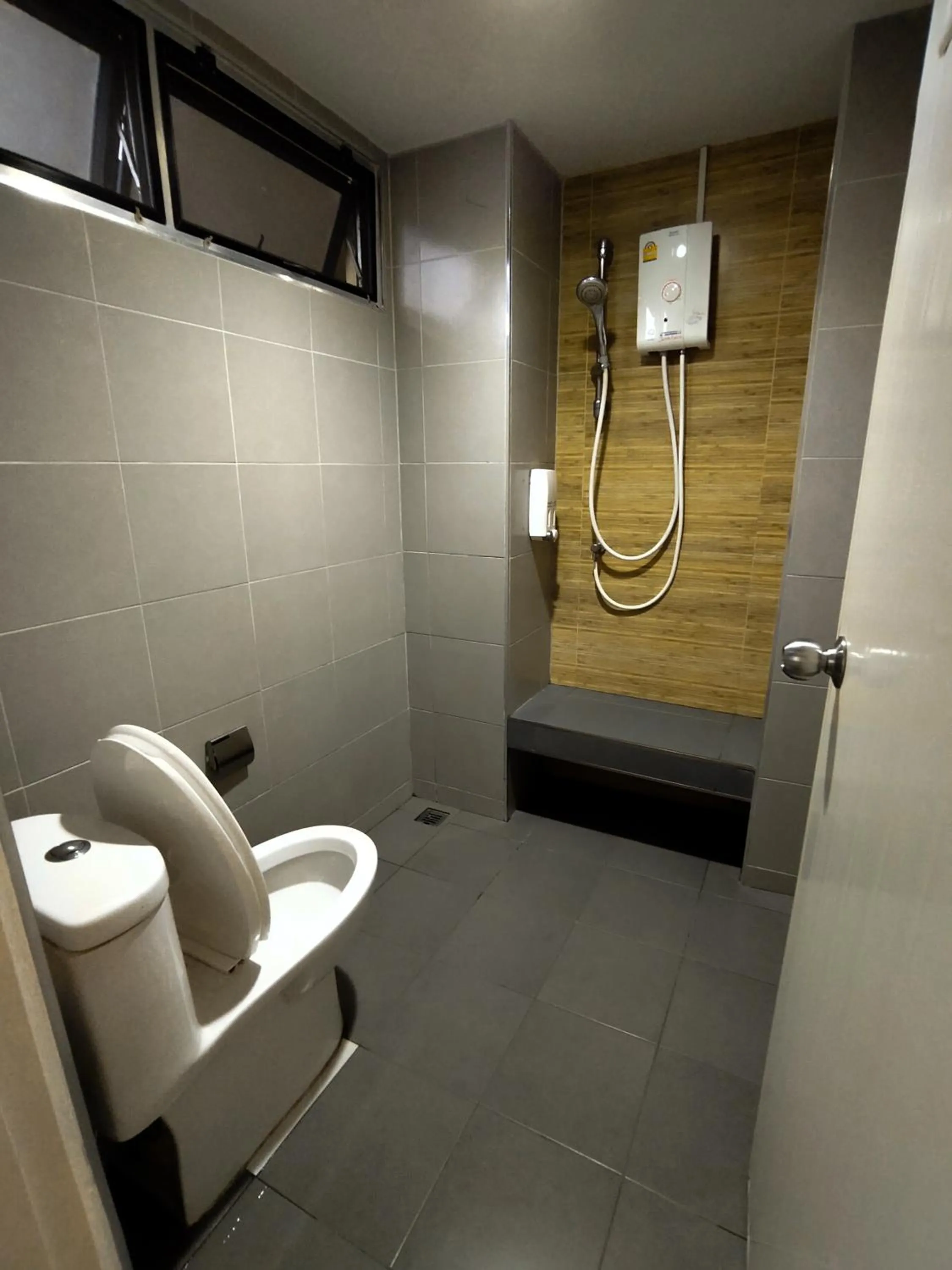 Shower in Srisomthai Hotel