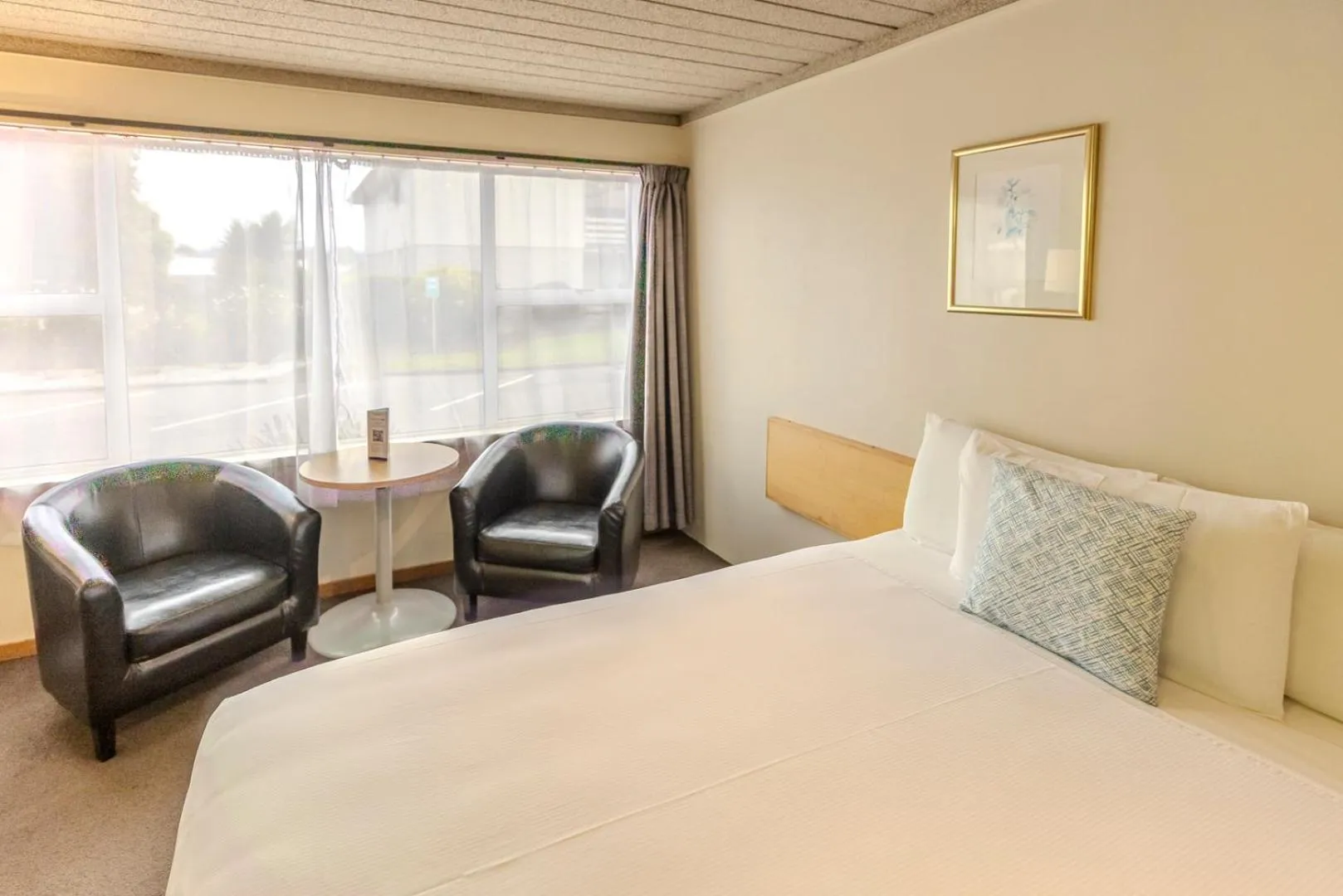 Bed in Kingsgate Hotel Te Anau