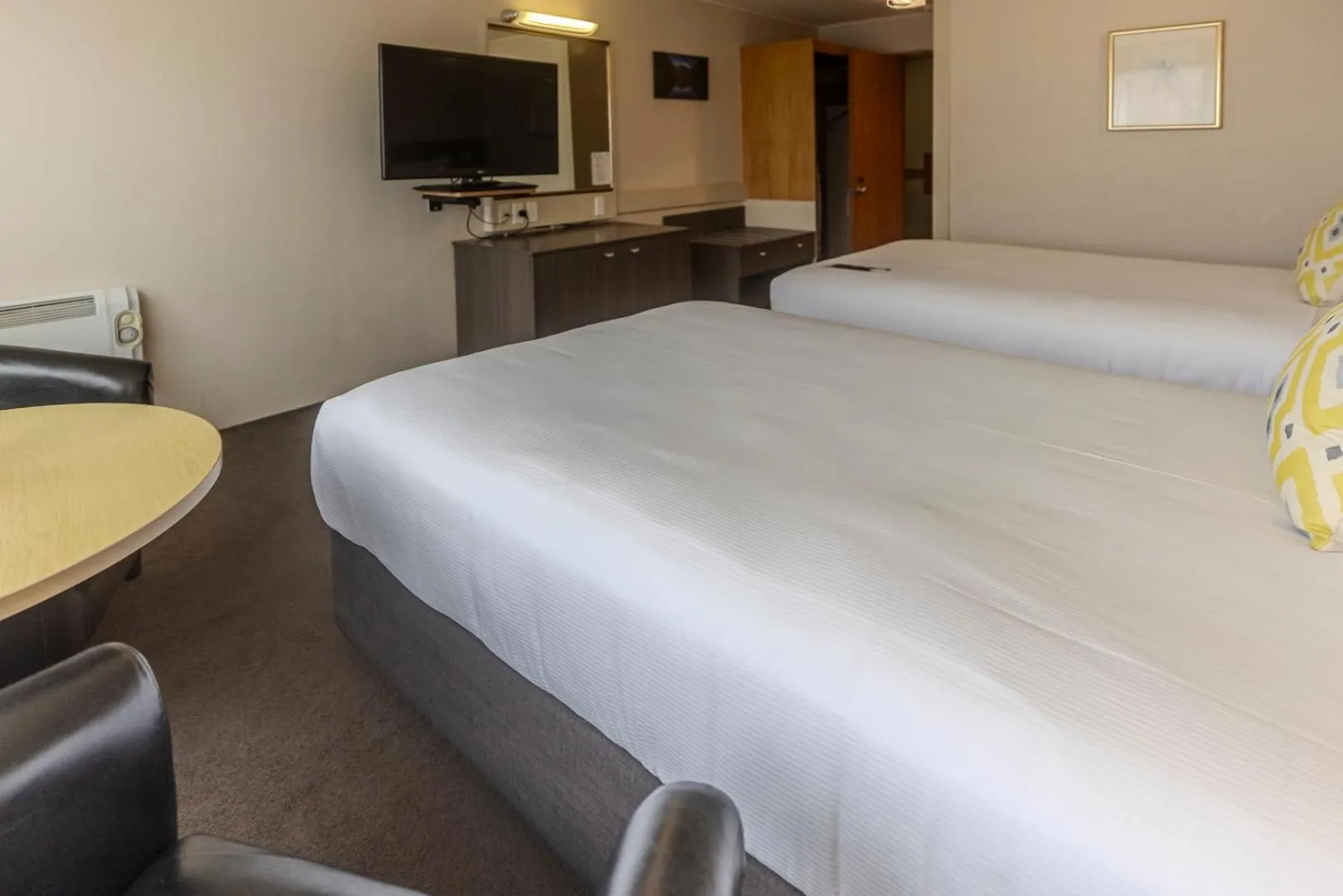 TV and multimedia, Bed in Kingsgate Hotel Te Anau