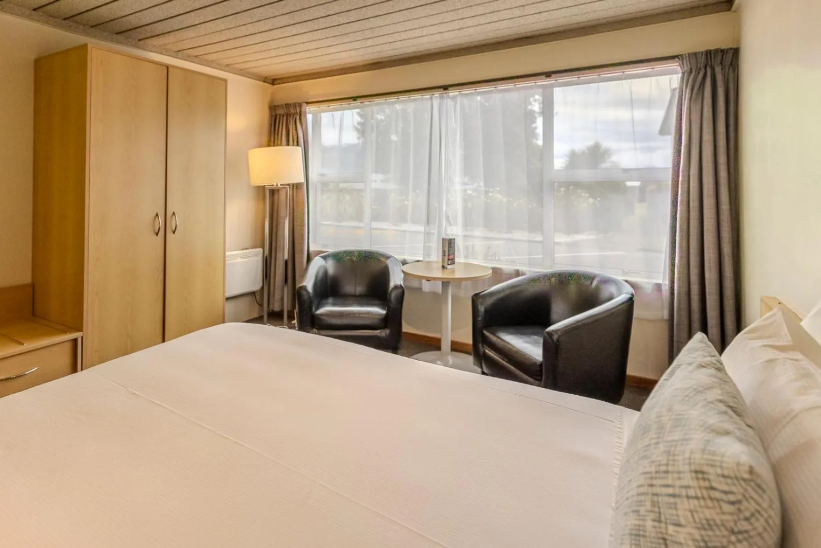 Bed in Kingsgate Hotel Te Anau