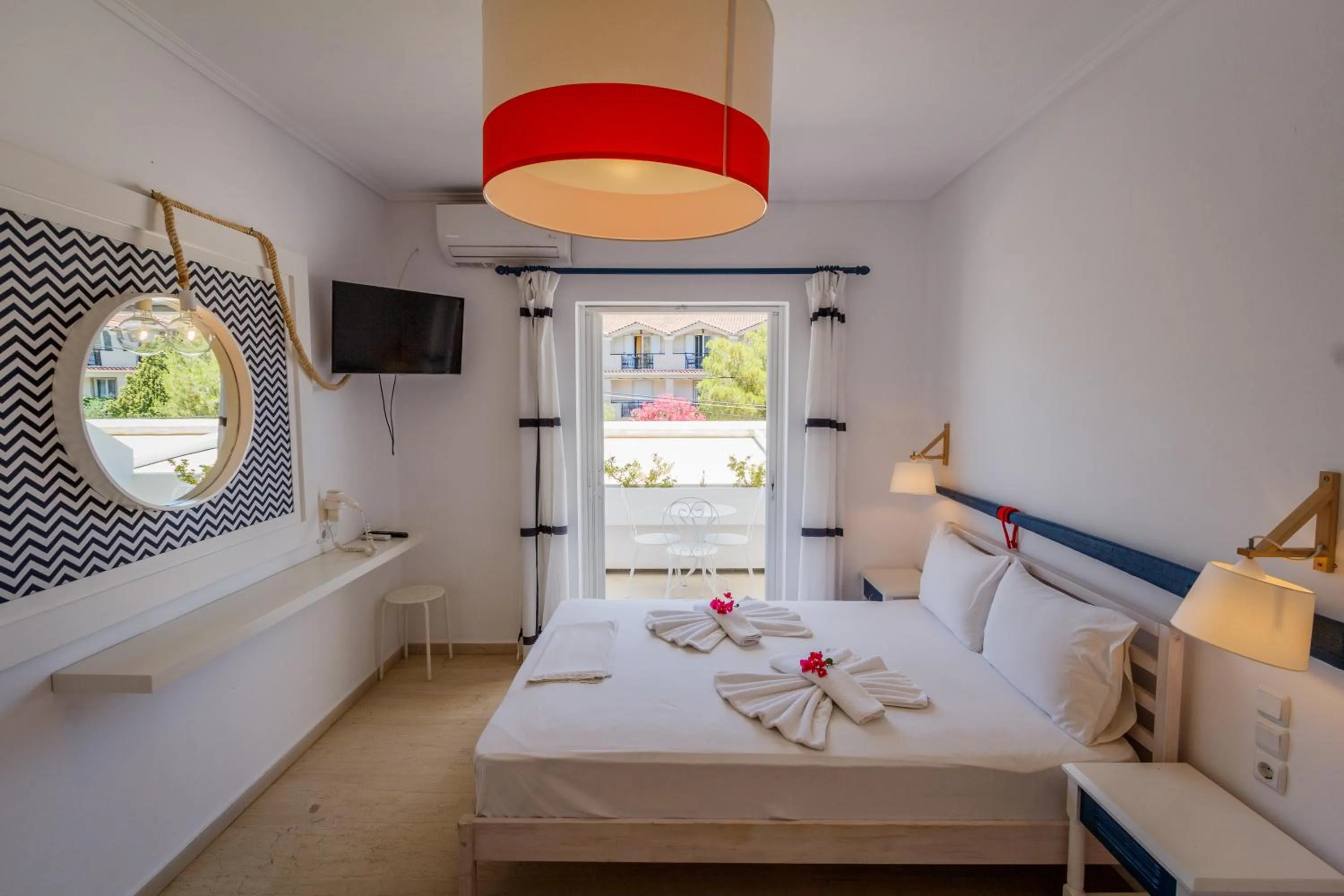 Photo of the whole room, Bed in Thetis