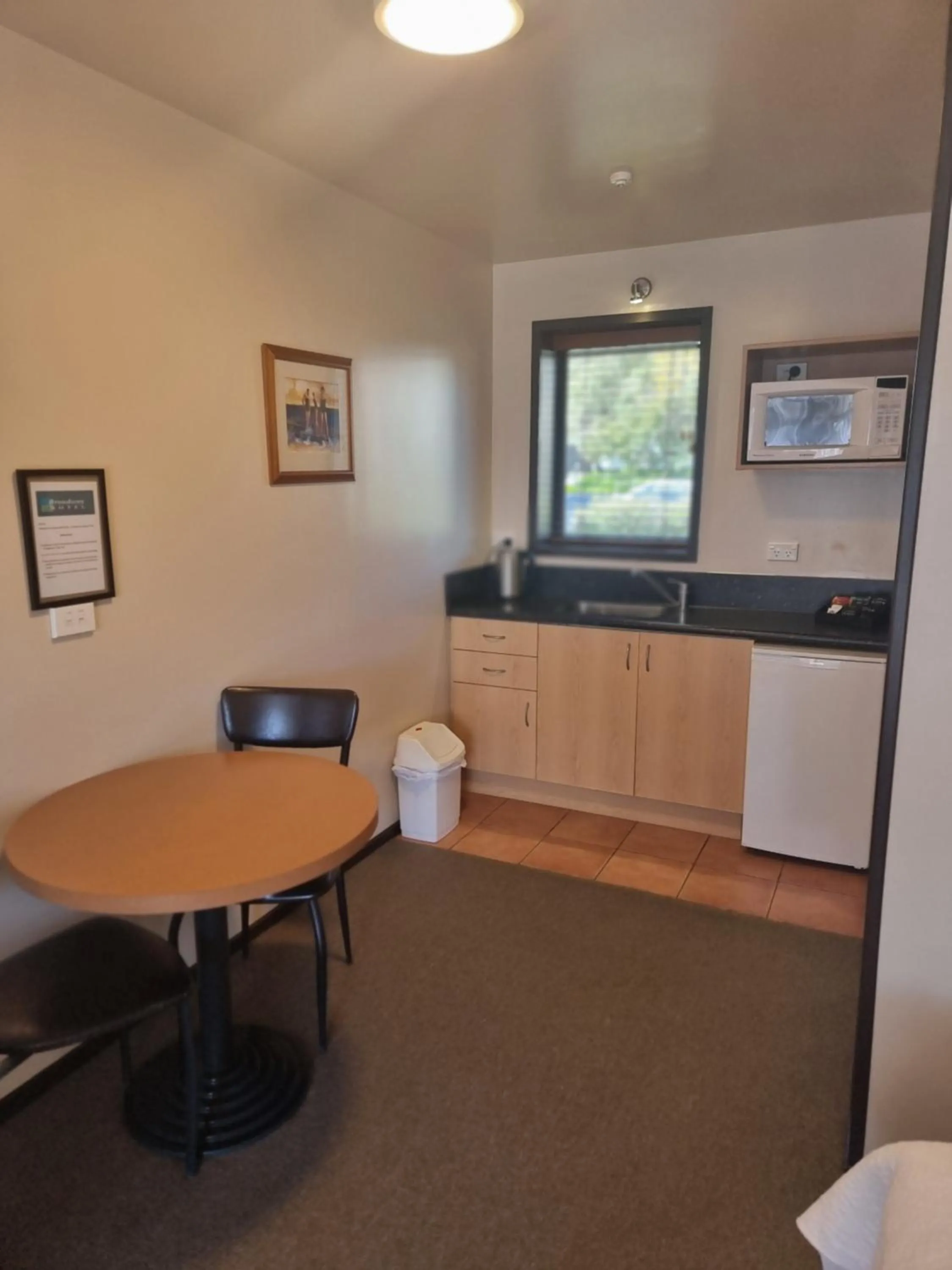 Kitchen or kitchenette in Broadway Motel