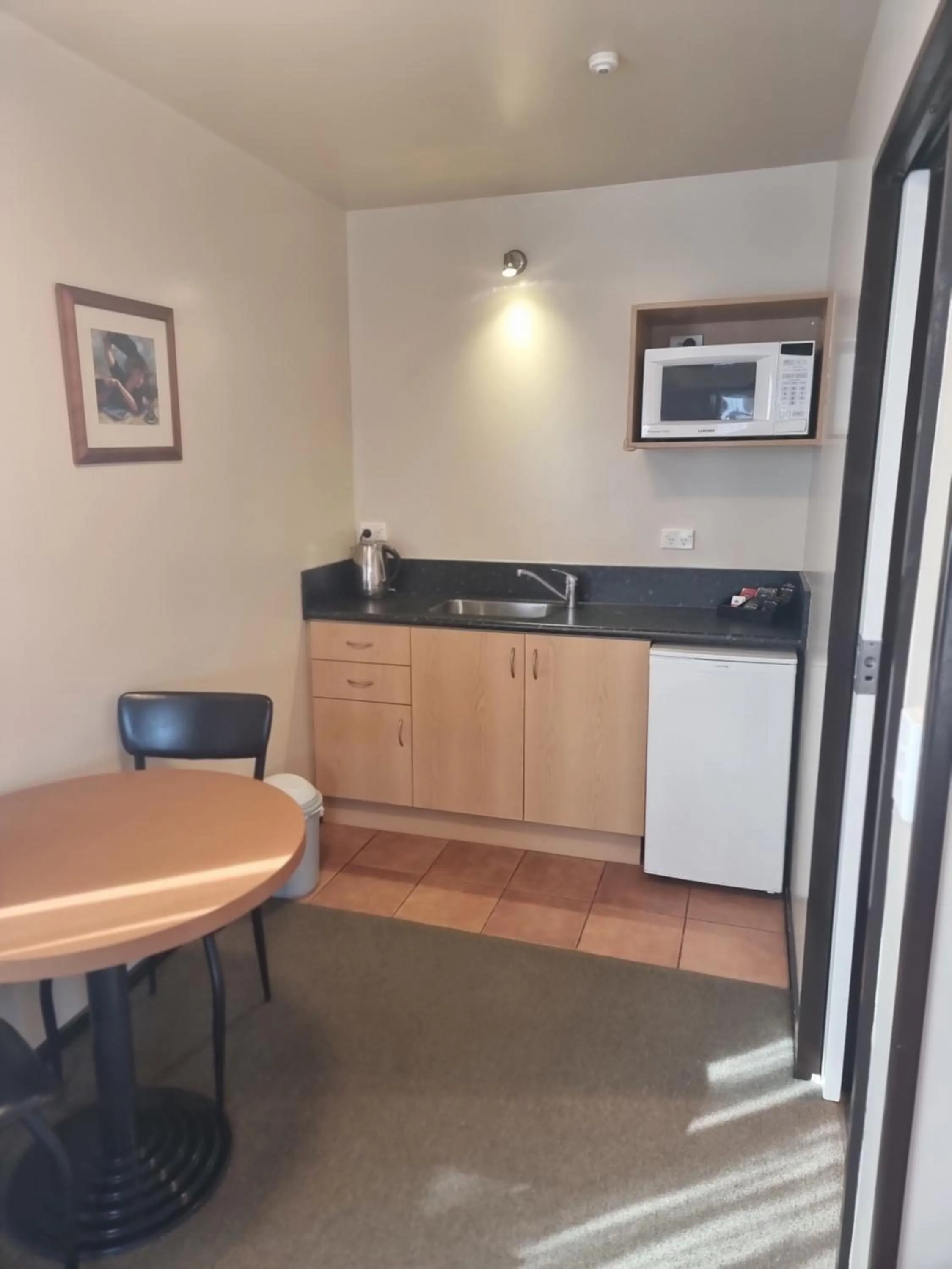 Kitchen or kitchenette in Broadway Motel