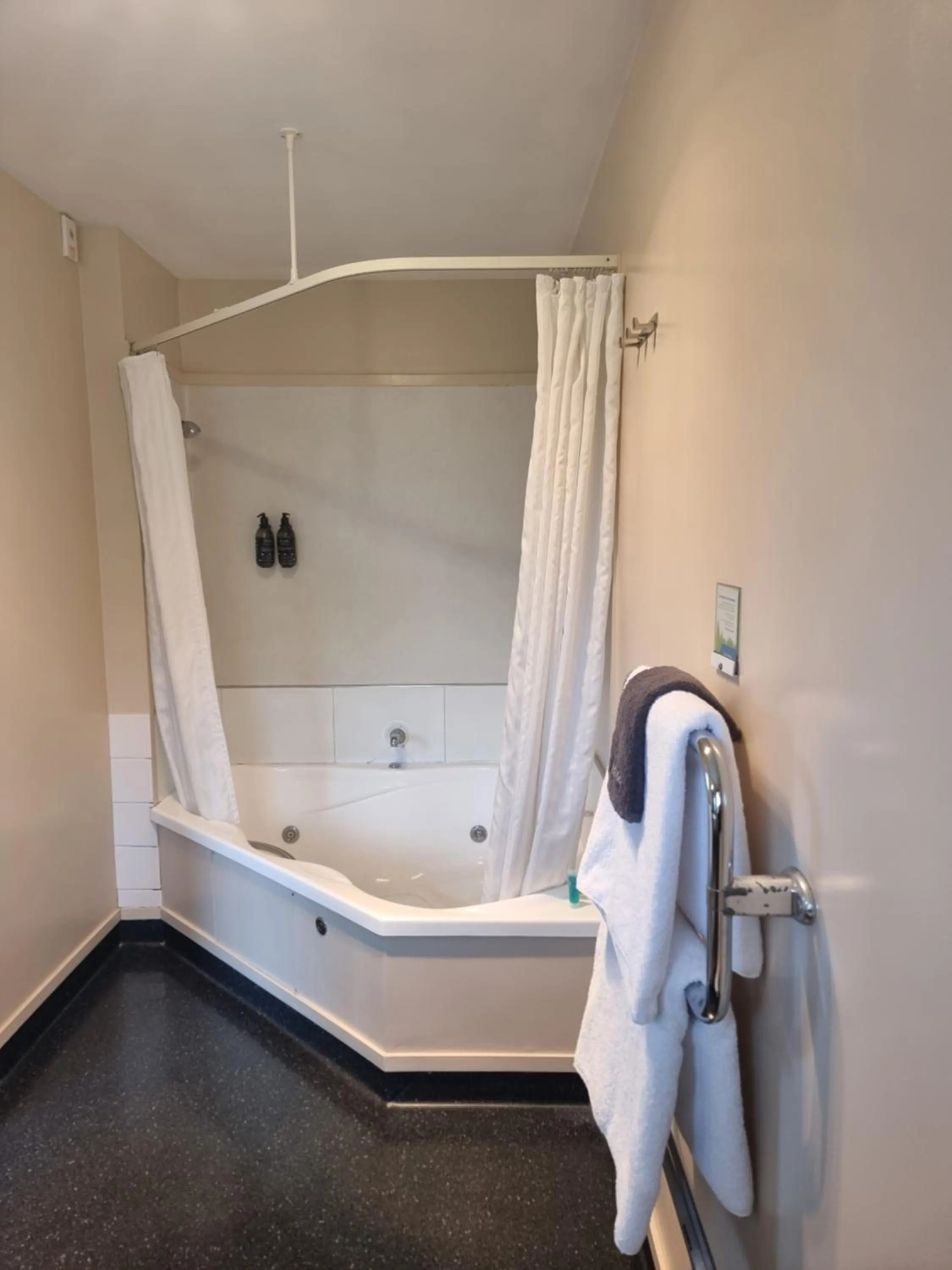 Hot Tub in Broadway Motel