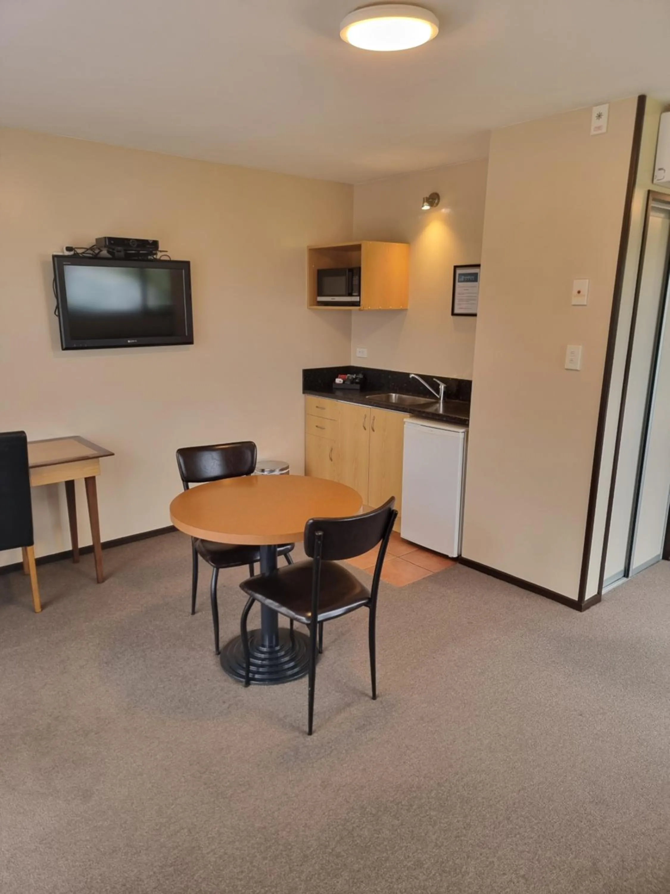 Kitchen or kitchenette in Broadway Motel