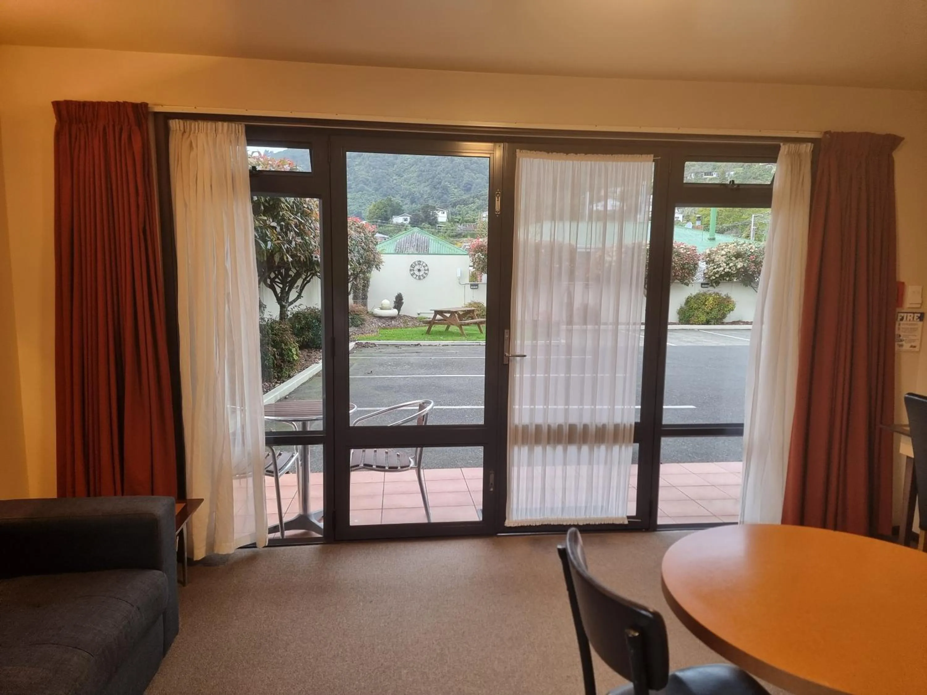 Inner courtyard view in Broadway Motel