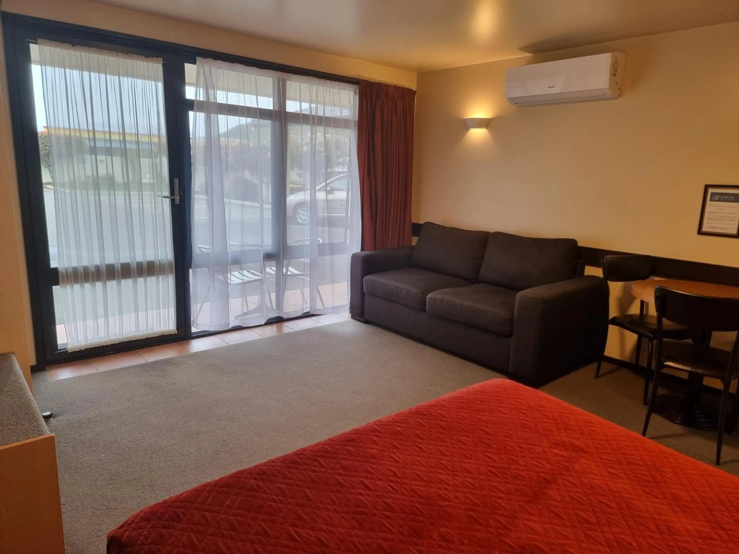 Inner courtyard view, Bed in Broadway Motel
